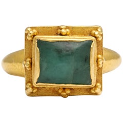 Antico anello medievale in oro con smeraldo