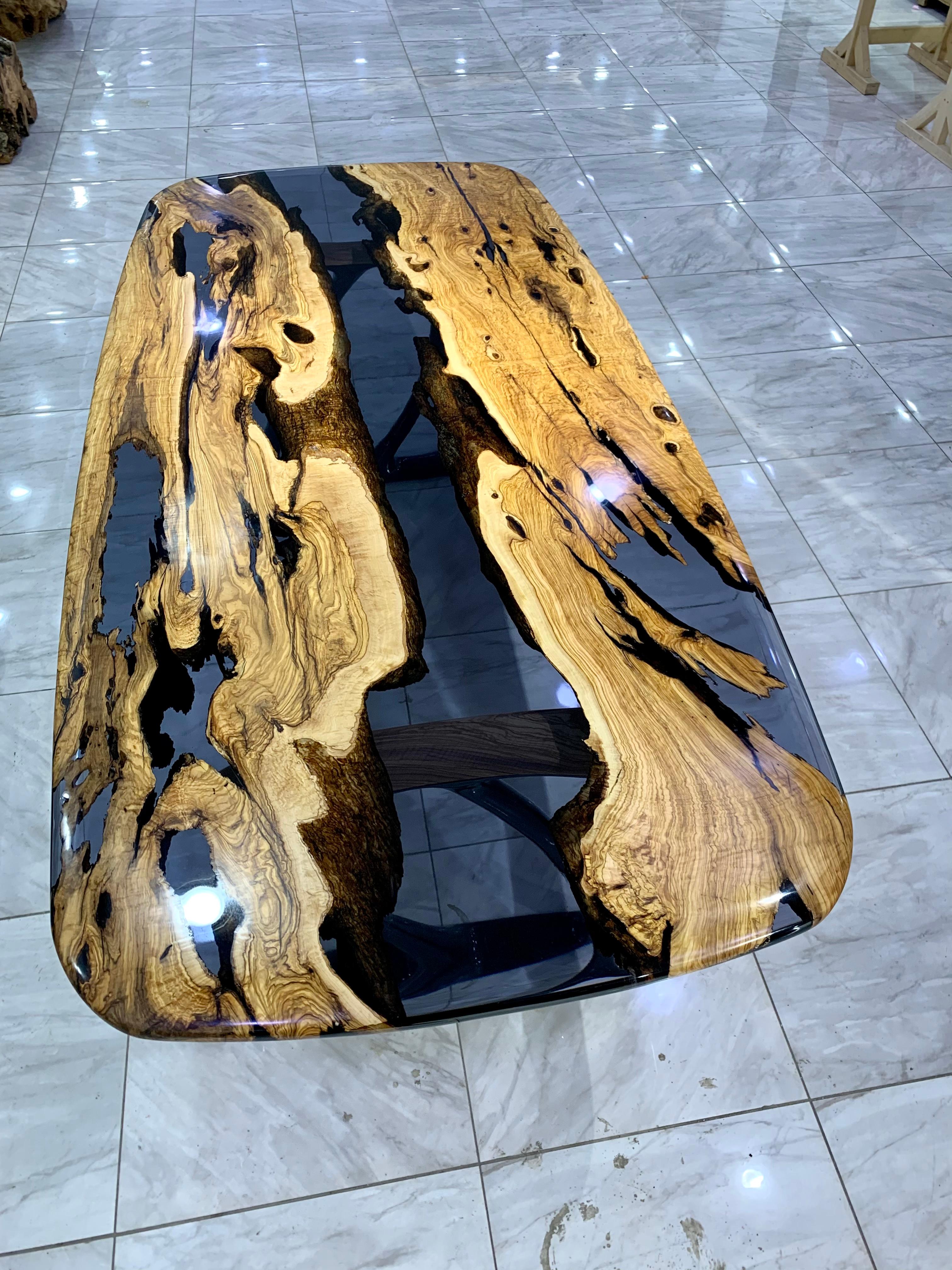 Table en époxy Olive sur mesure

Cette superbe table est fabriquée en bois d'Oliver méditerranéen. La beauté unique des courbes naturelles du bois d'olivier combinées à l'époxy bleu se retrouve dans cette table.

Tous les bois ont leur propre forme