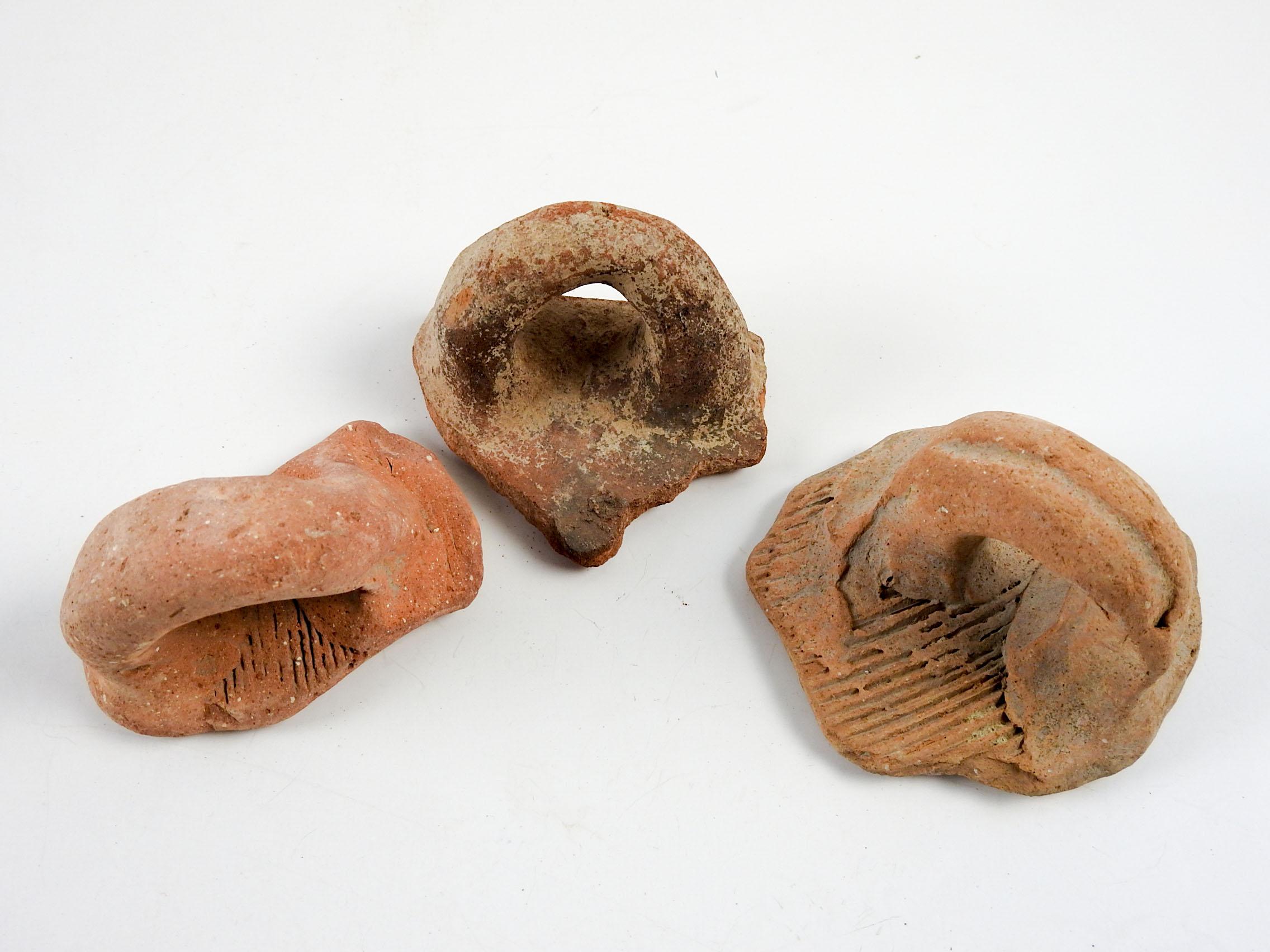 Groupe de 3 fragments d'anses de poterie en terre cuite de la Méditerranée antique . J'en ai plusieurs ensembles, les couleurs varient de brunâtre à rougeâtre, la taille et l'usure générale varient. Chaque fragment mesure environ 3 