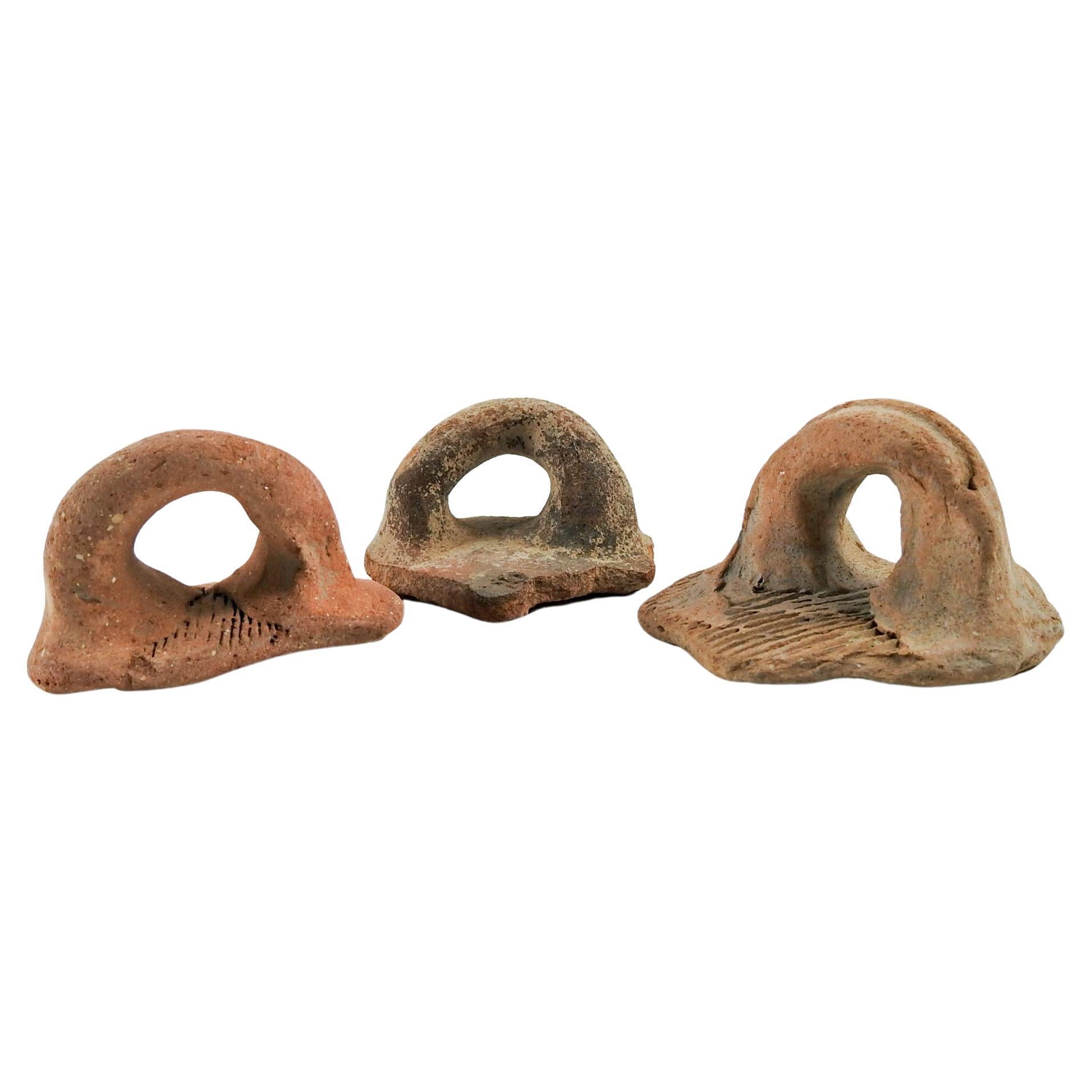 Set von 3 antiken mediterranen Keramikfragmenten mit Amphorengriffen