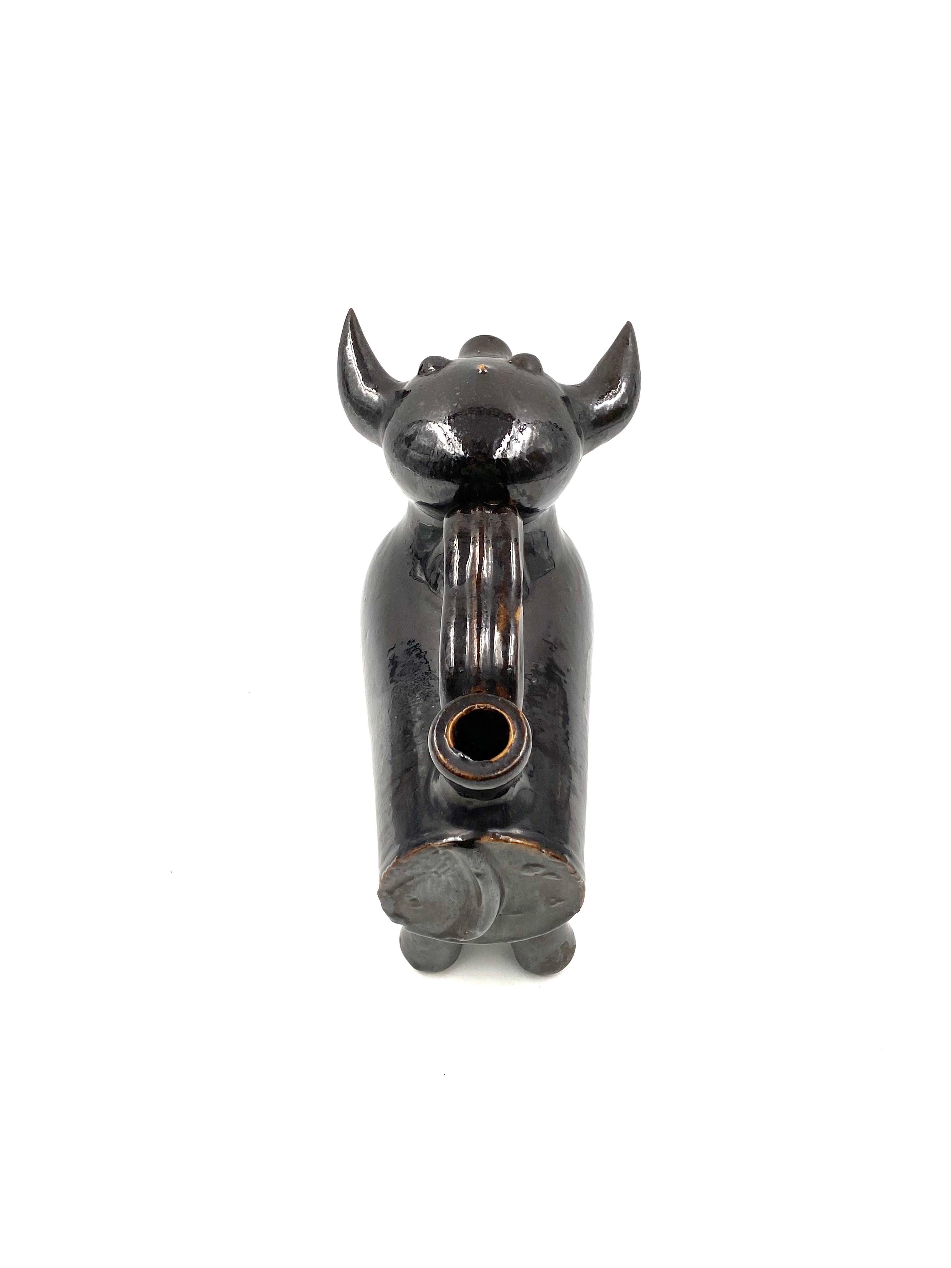 Ancienne sculpture de cruche de style méditerranéen en forme de taureau, France, années 1960  en vente 5