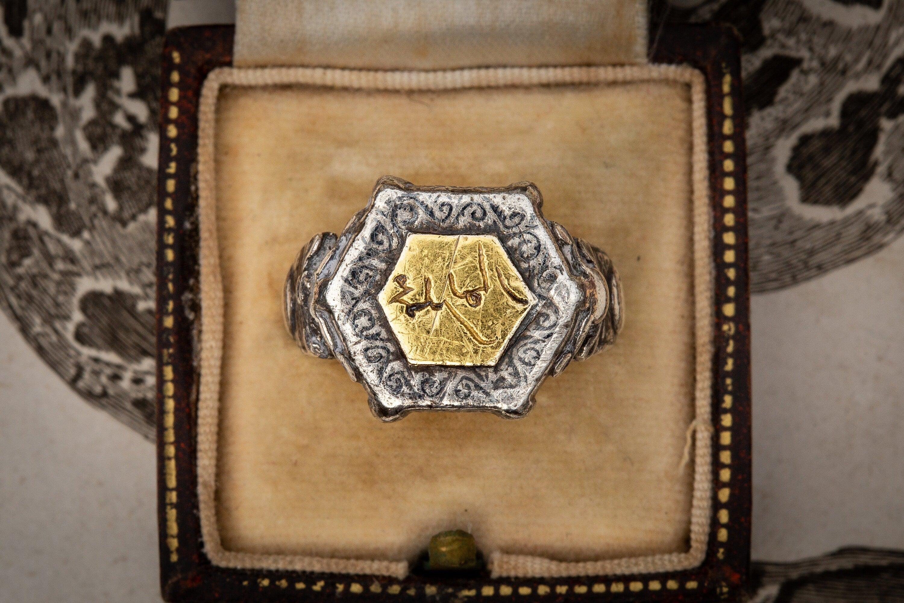 Ancient Mens Seljuk Dynasty Islamic Silver Ring Signet Ring Mohamed Calligraphy In Good Condition In London, GB