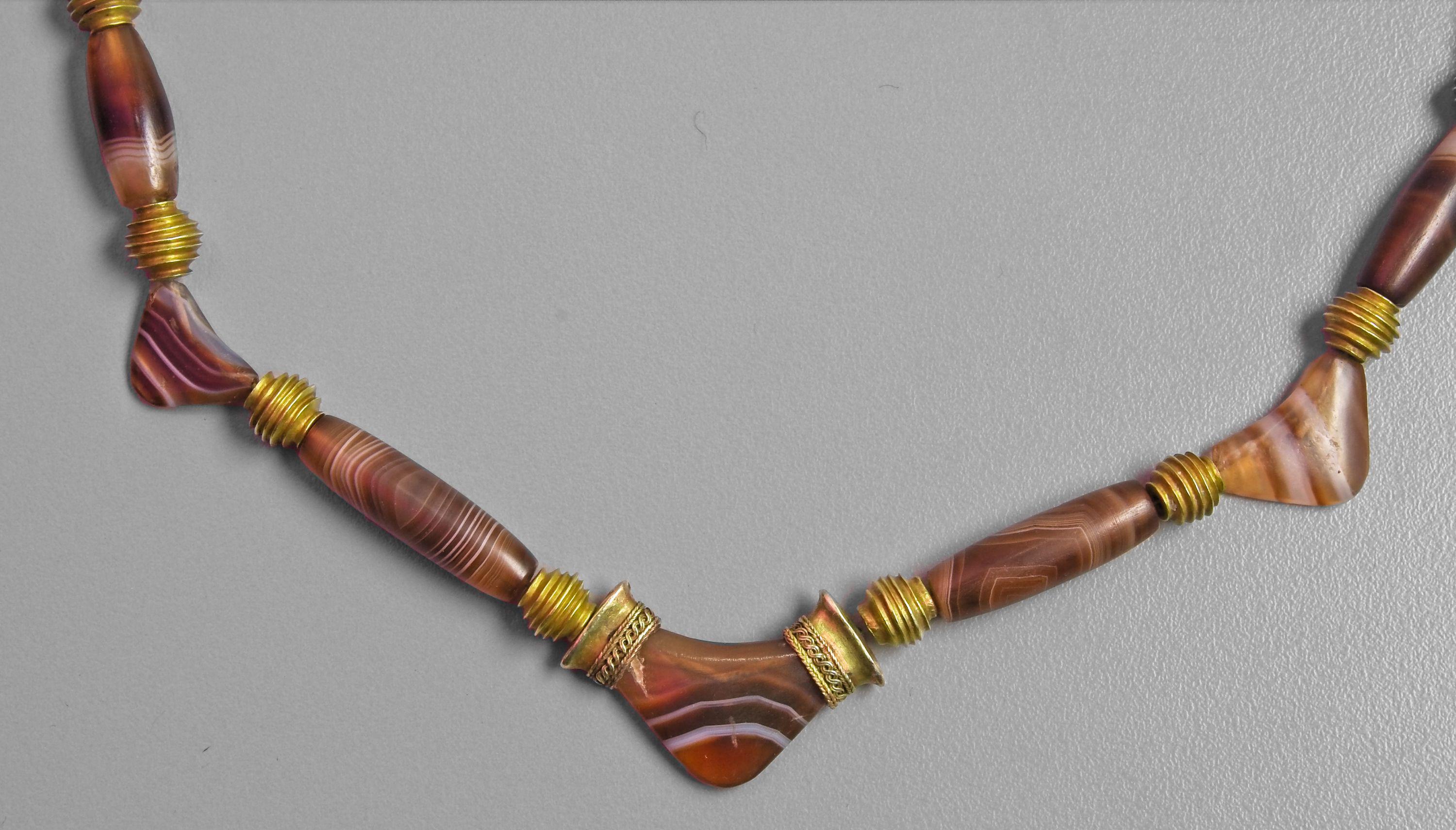Eine Halskette aus antiken Gold- und Achatperlen aus der Zeit der Herrschaft von Sennacherib, dem König des alten Assyrien (704-681 v. Chr.). Es gibt vierzehn Trommelperlen aus Achat, fünf Bogenperlen aus Achat, zwei tafelförmige Augenperlen aus