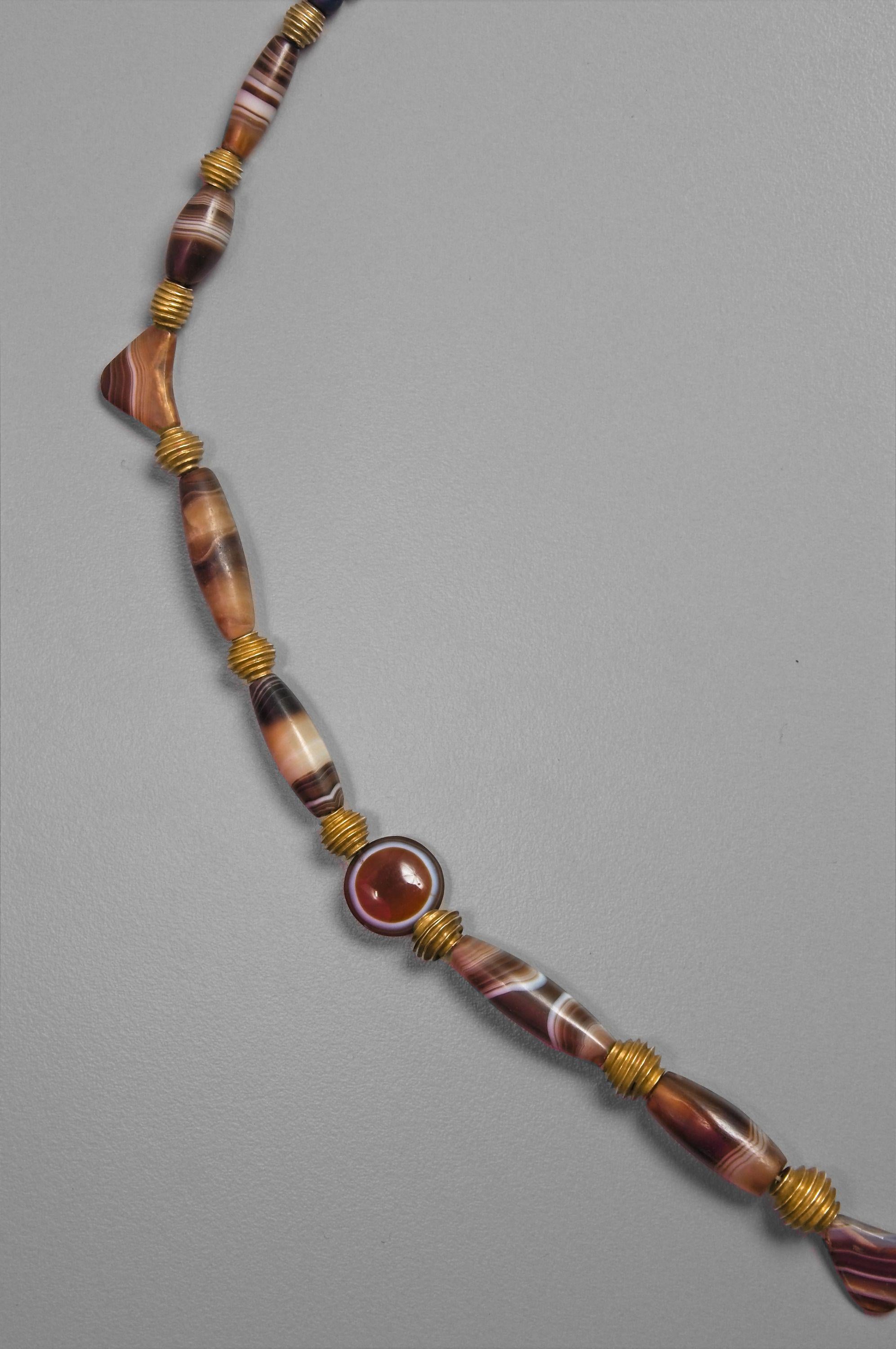 Antike Mesopotamianische Achat-Halskette, Gold eingefasste Mittelschleife Perle und Augenperlen (Künstler*in) im Angebot