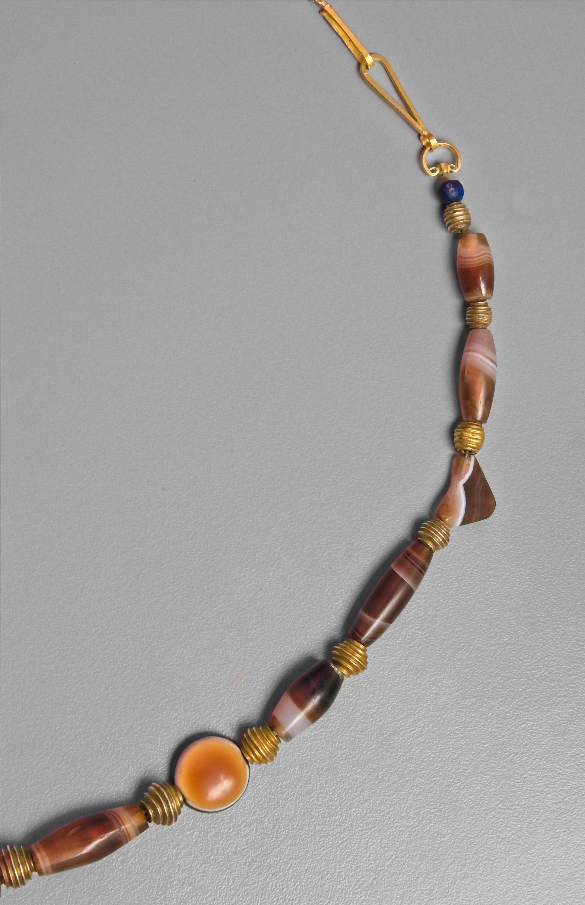 Antike Mesopotamianische Achat-Halskette, Gold eingefasste Mittelschleife Perle und Augenperlen im Zustand „Gut“ im Angebot in Bloomington, IN