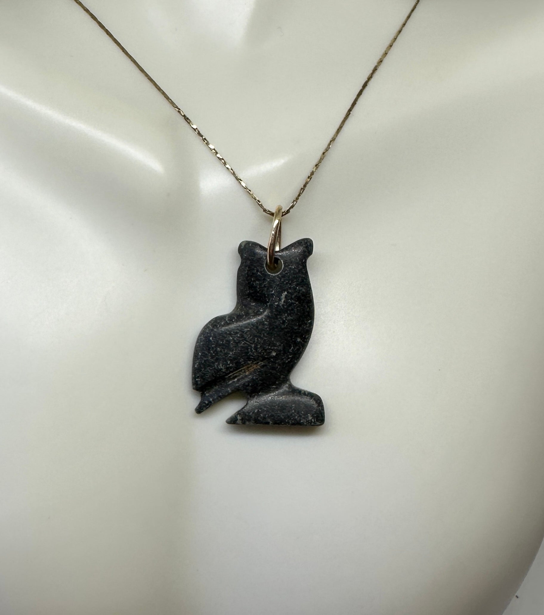 Scopri l'eleganza dell'antichità con questo ciondolo amuleto con gufo in pietra della Mesopotamia antica in oro 14 carati.  Il gufo risale al 2000 a.C. circa.  L'immagine di questo antico ciondolo a forma di gufo della Mesopotamia è estremamente