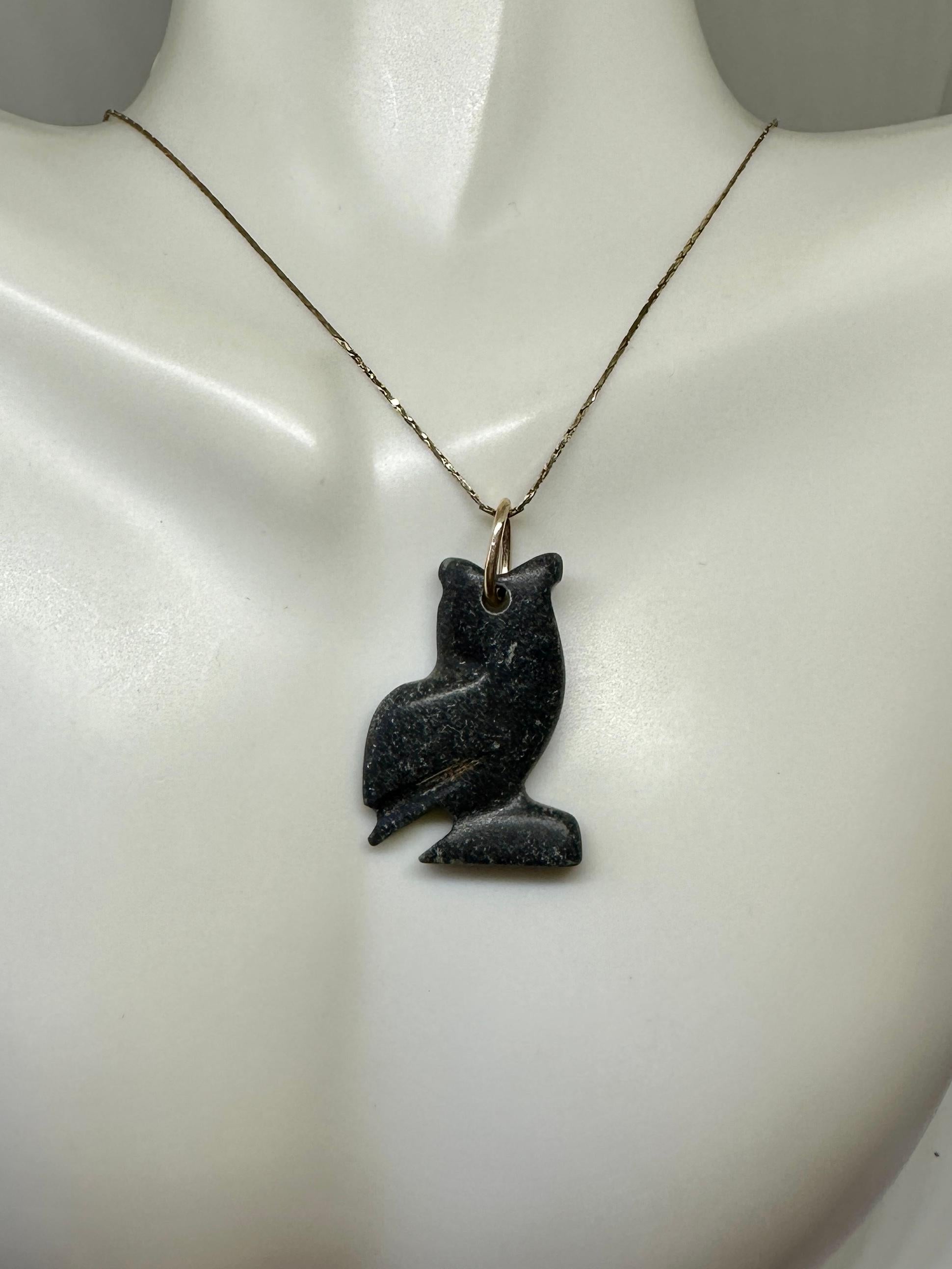 da uomo o donna Antico gufo di pietra mesopotamico Collana con ciondolo 2000 a.C. Oro 14 carati in vendita
