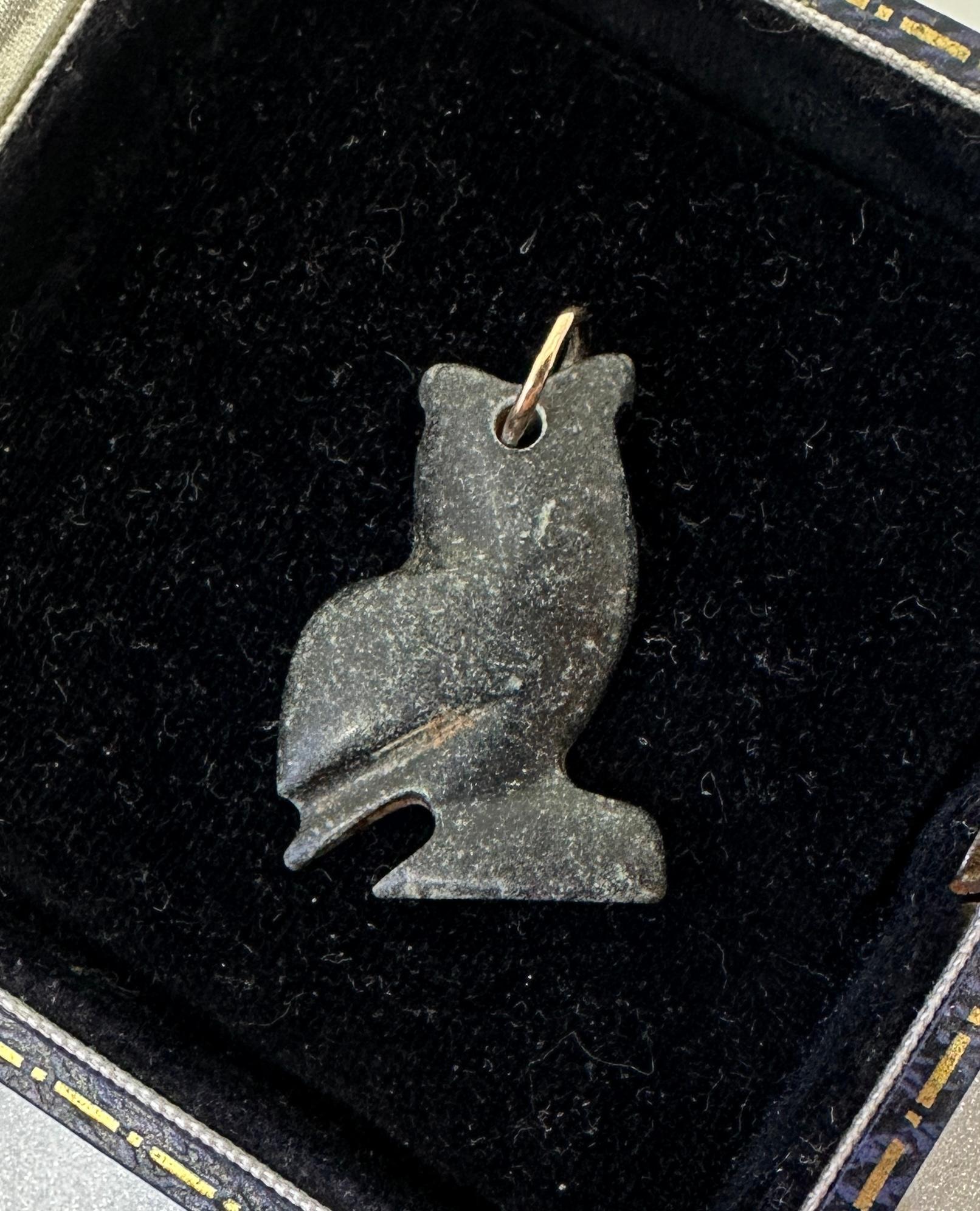 Antico gufo di pietra mesopotamico Collana con ciondolo 2000 a.C. Oro 14 carati in vendita 3