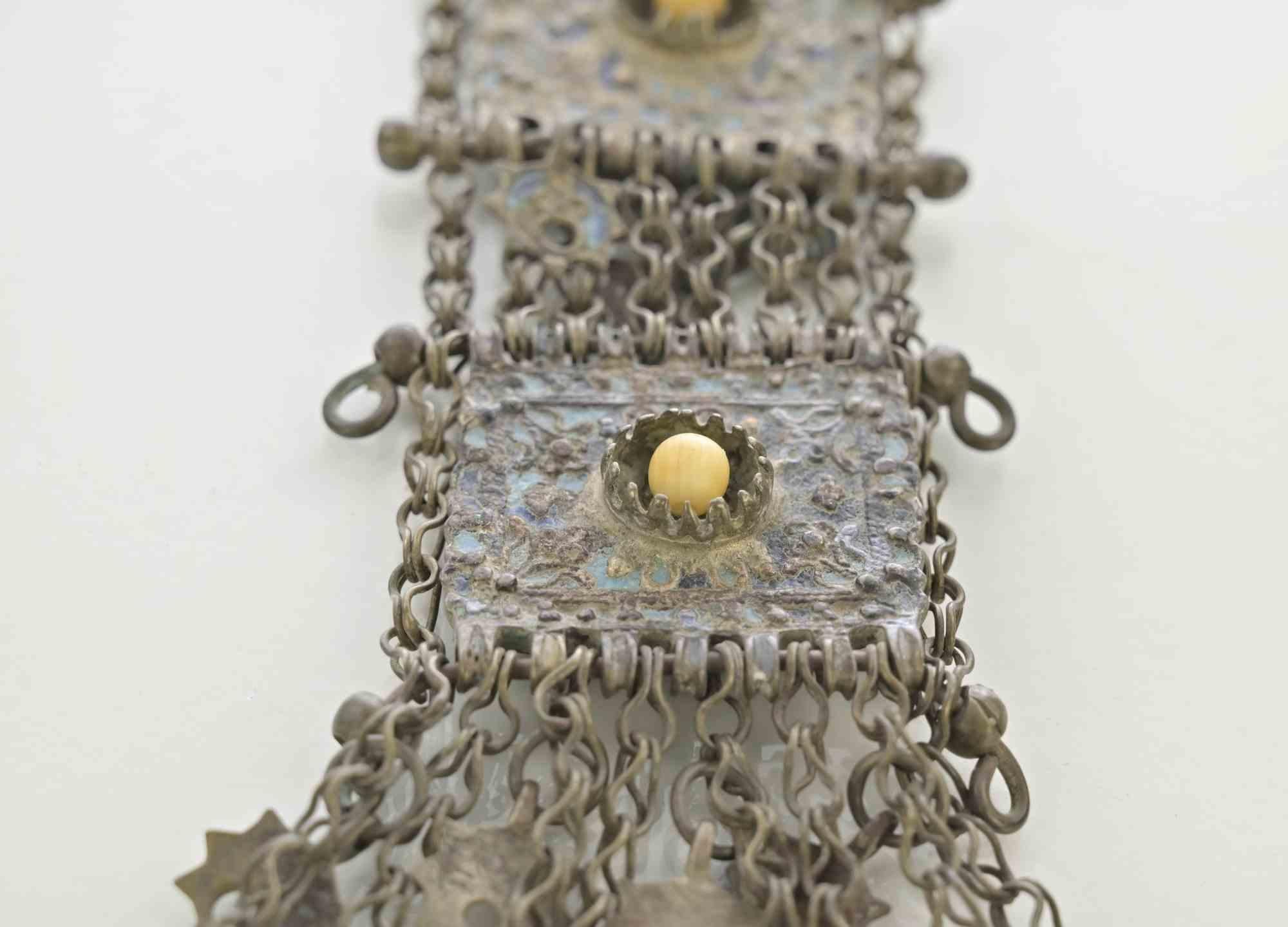 Ancien pendentif ottoman, réalisé au 19ème siècle.

Métal, émail, pierres précieuses.

Très bon état.