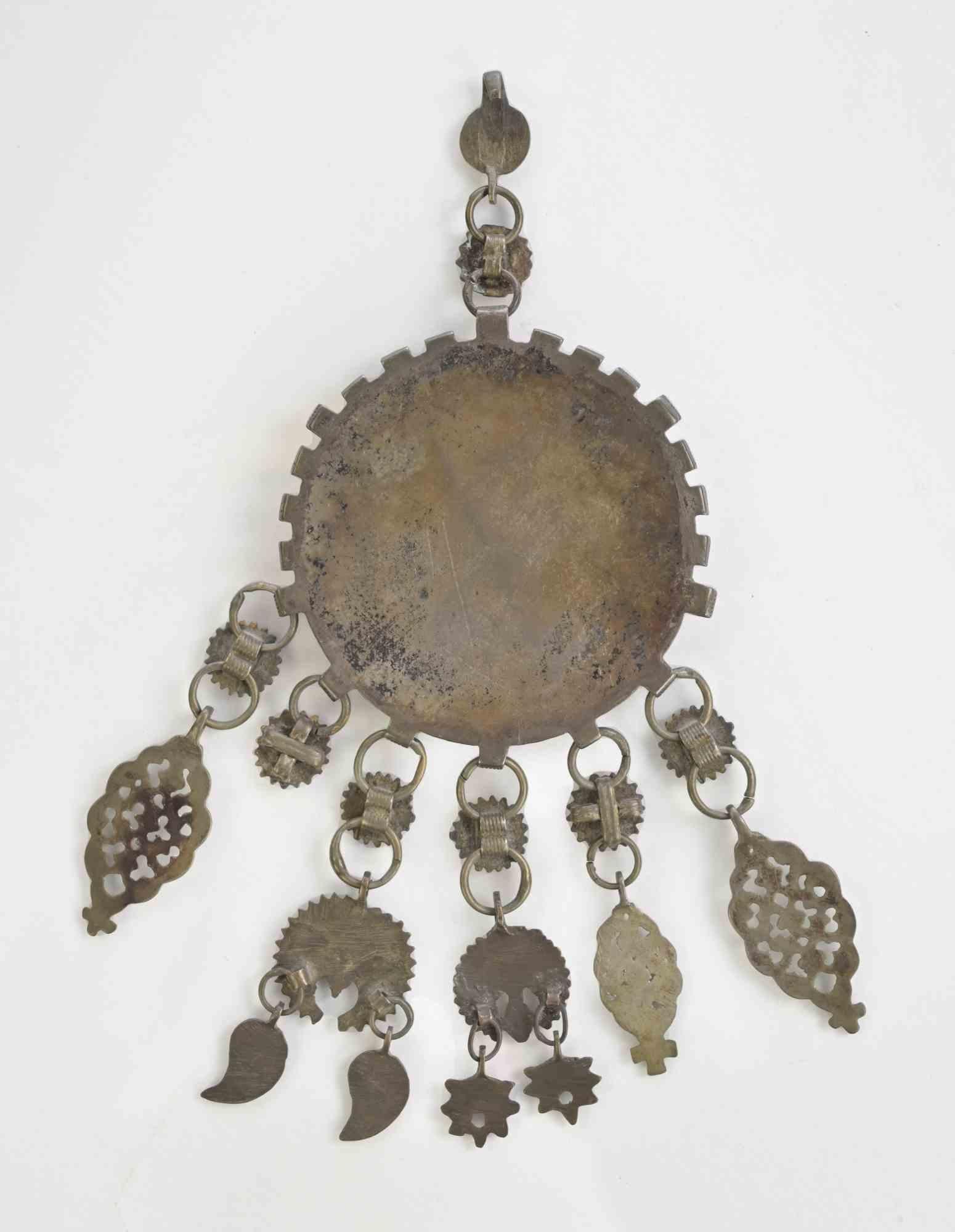 Ancienne broche ethnique turque/bulgare, réalisée au 19ème siècle.

Métal, émail, pierres précieuses.

Très bon état.