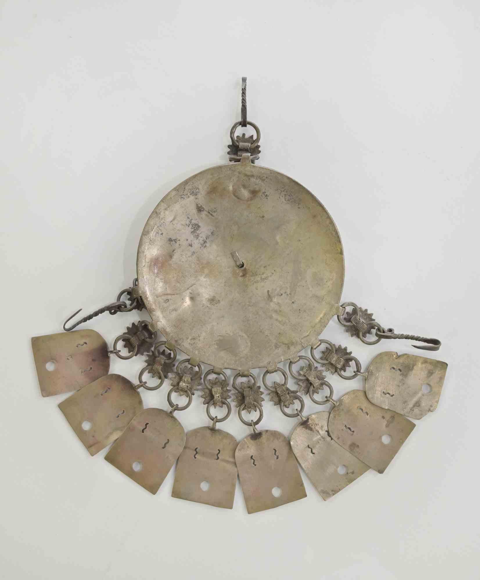 Pendentif en métal ancien, probablement de Turquie ou des pays de l'est de l'ancien Empire ottoman.

Métal doré et pierres précieuses.

Très bon état.