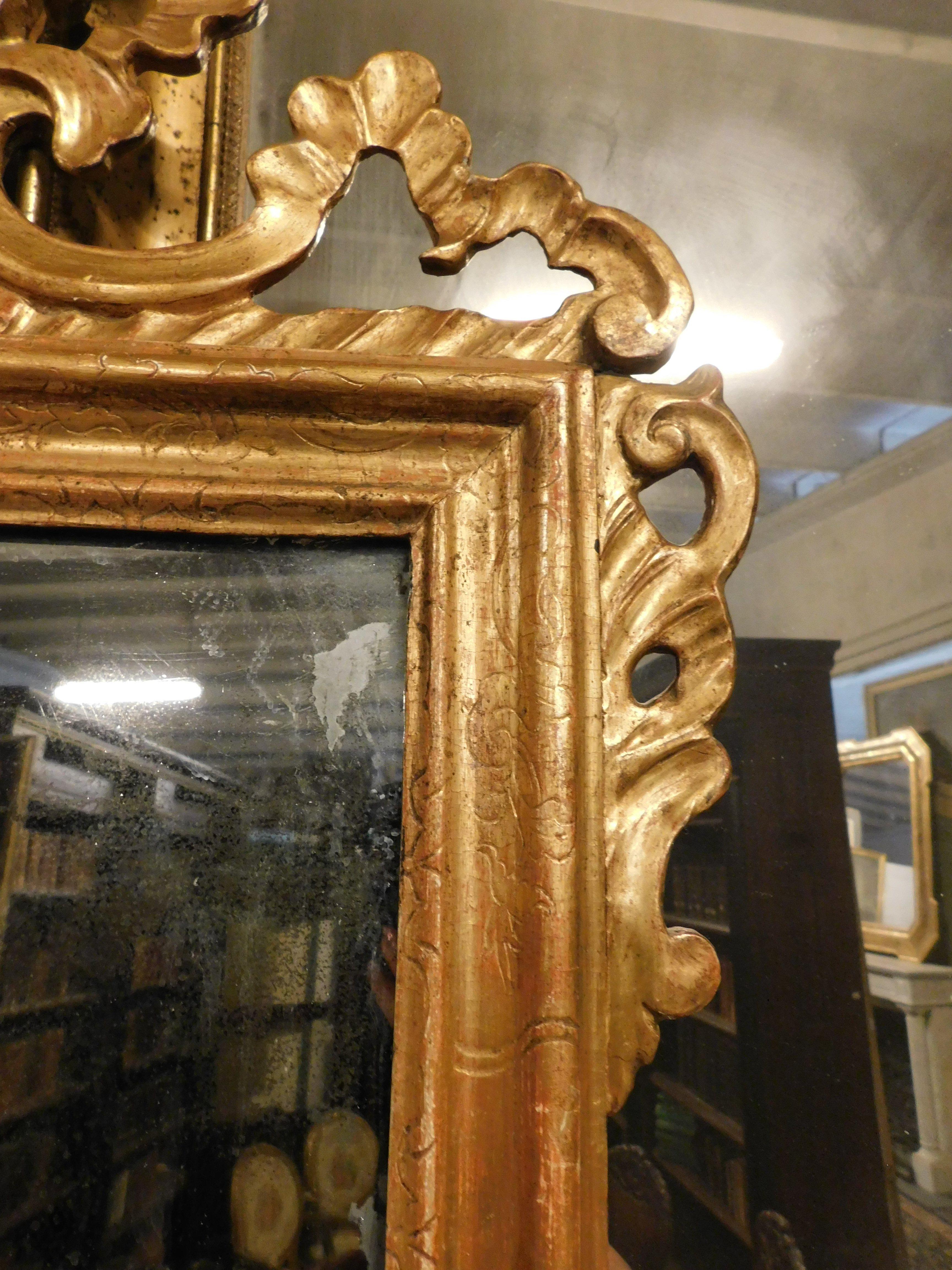 Ancient mirror in gilded and carved wood, France In Good Condition In Cuneo, Italy (CN)