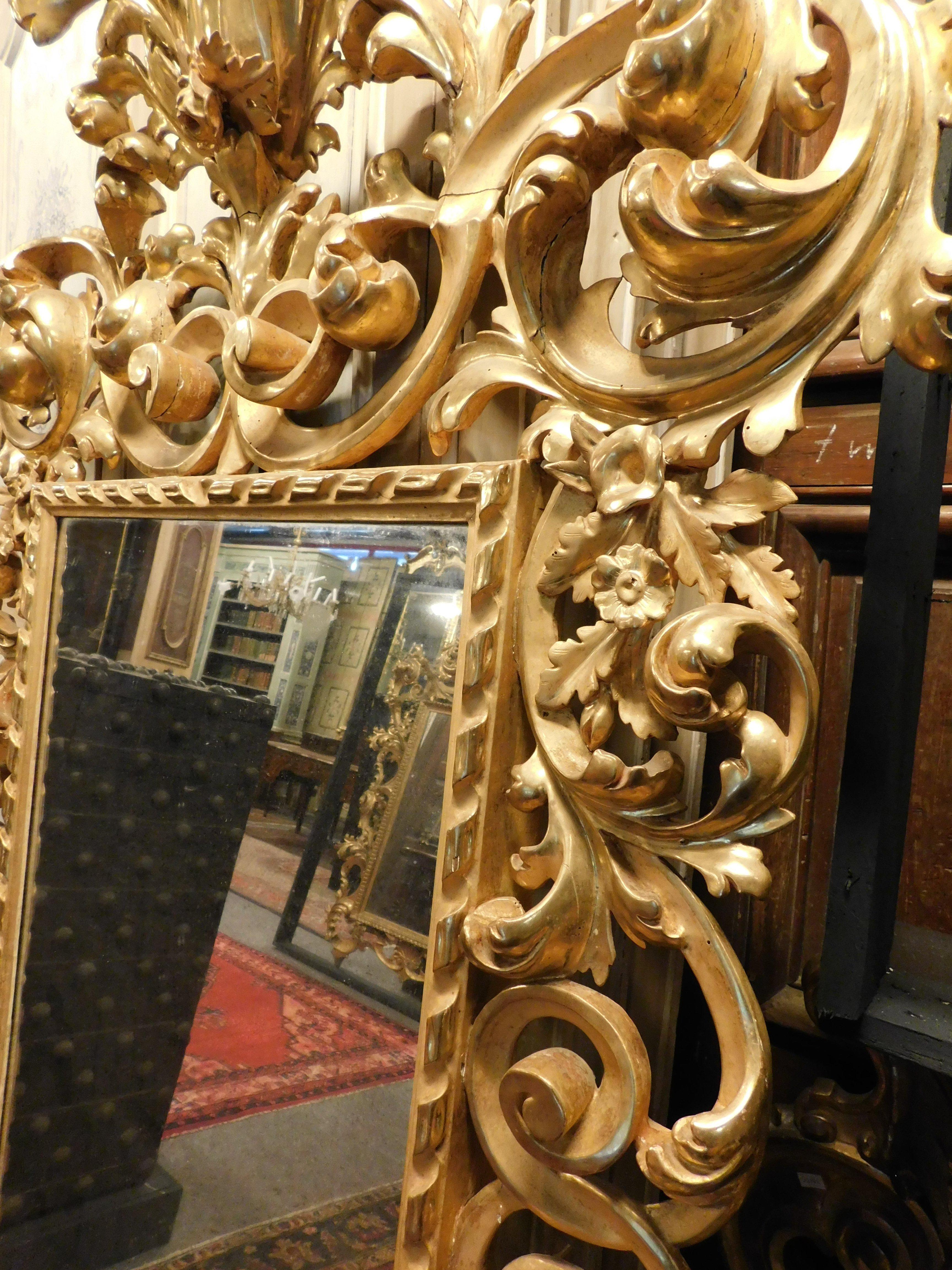 Big Mirror in gilded wood, rich baroque decoration, from Napoli (Italy) For Sale 4