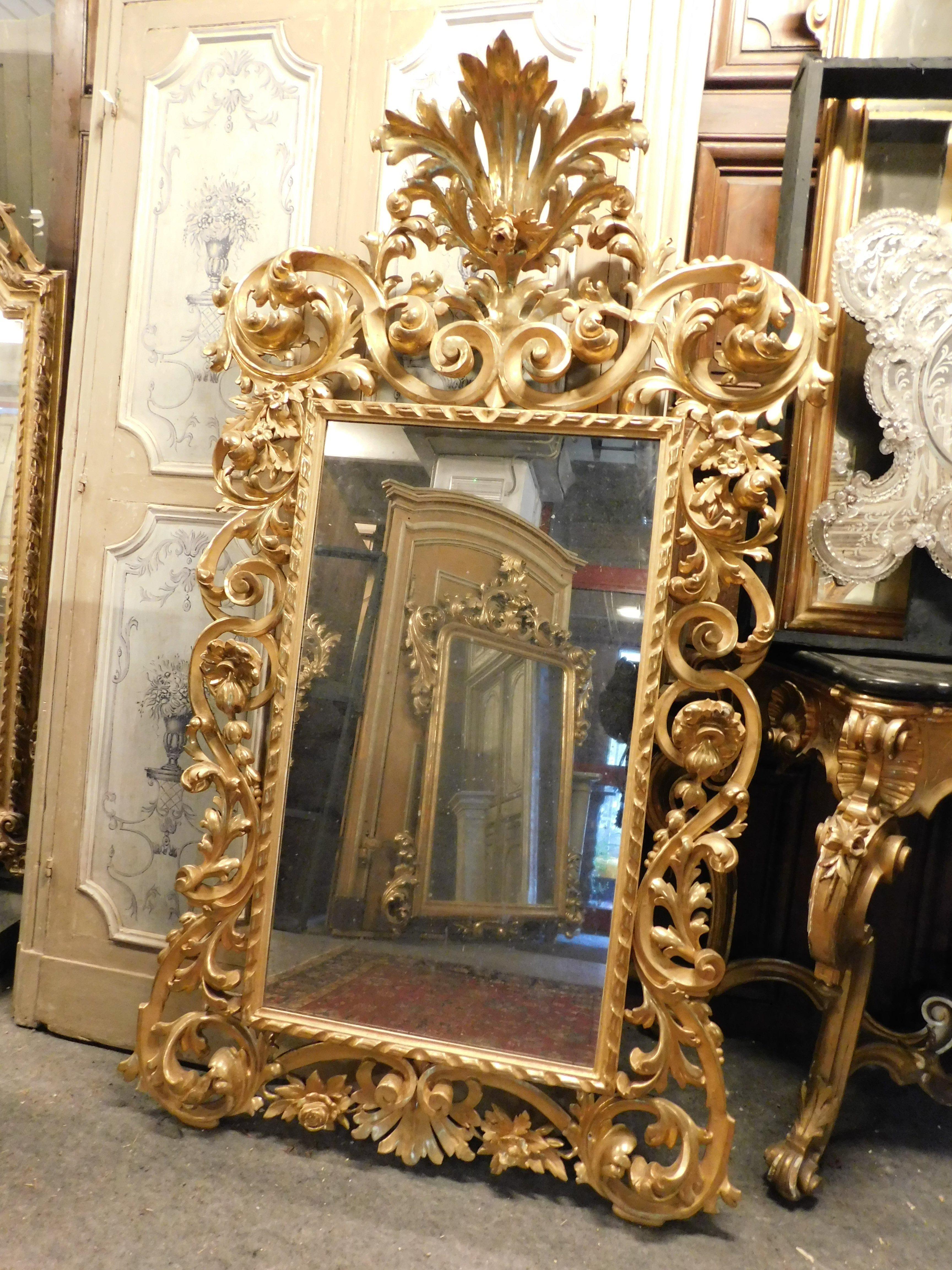 italien Grand miroir en bois doré, riche décoration baroque, de Napoli (Italie) en vente