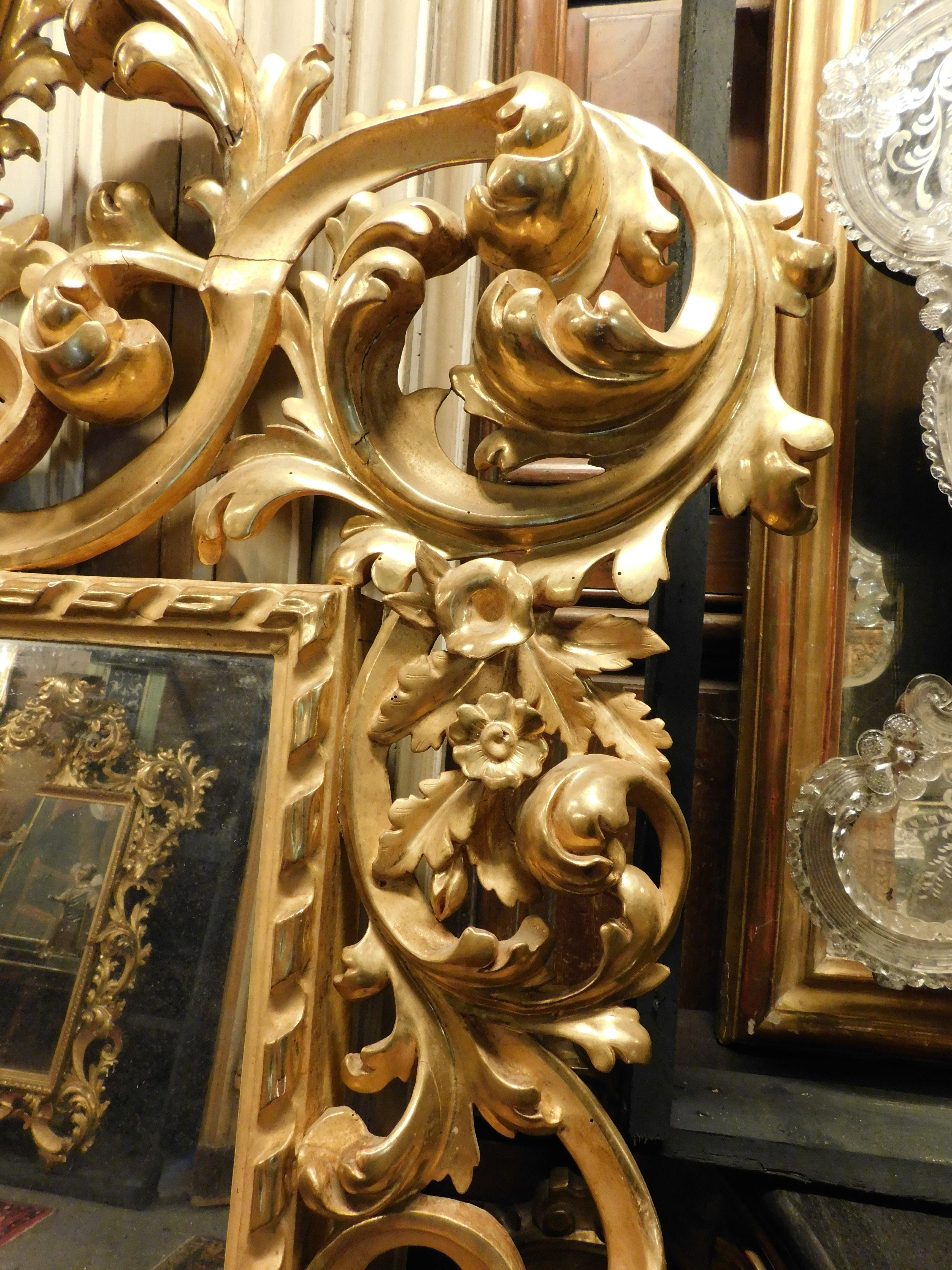 Carved Big Mirror in gilded wood, rich baroque decoration, from Napoli (Italy) For Sale