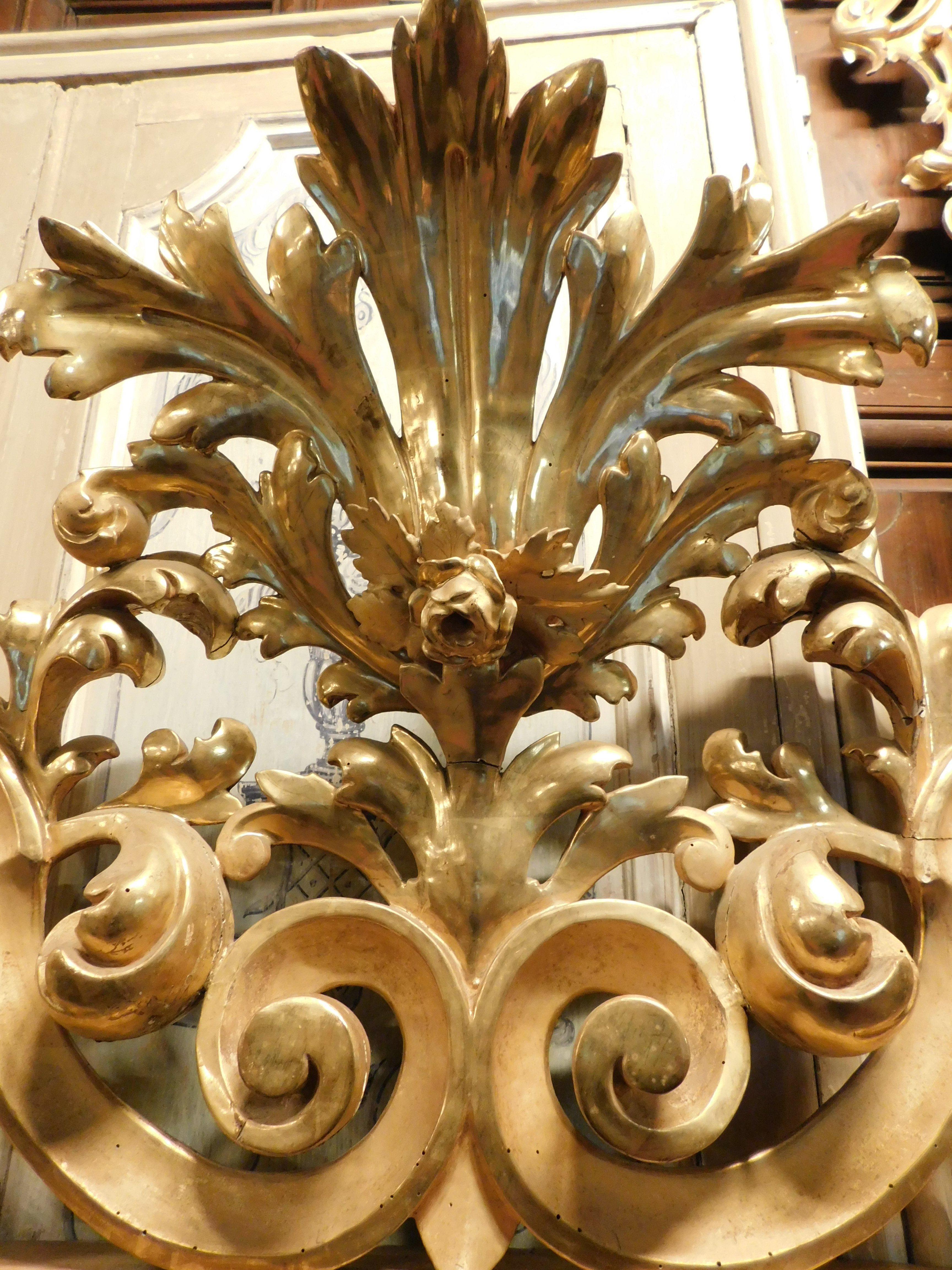 Grand miroir en bois doré, riche décoration baroque, de Napoli (Italie) Bon état - En vente à Cuneo, Italy (CN)