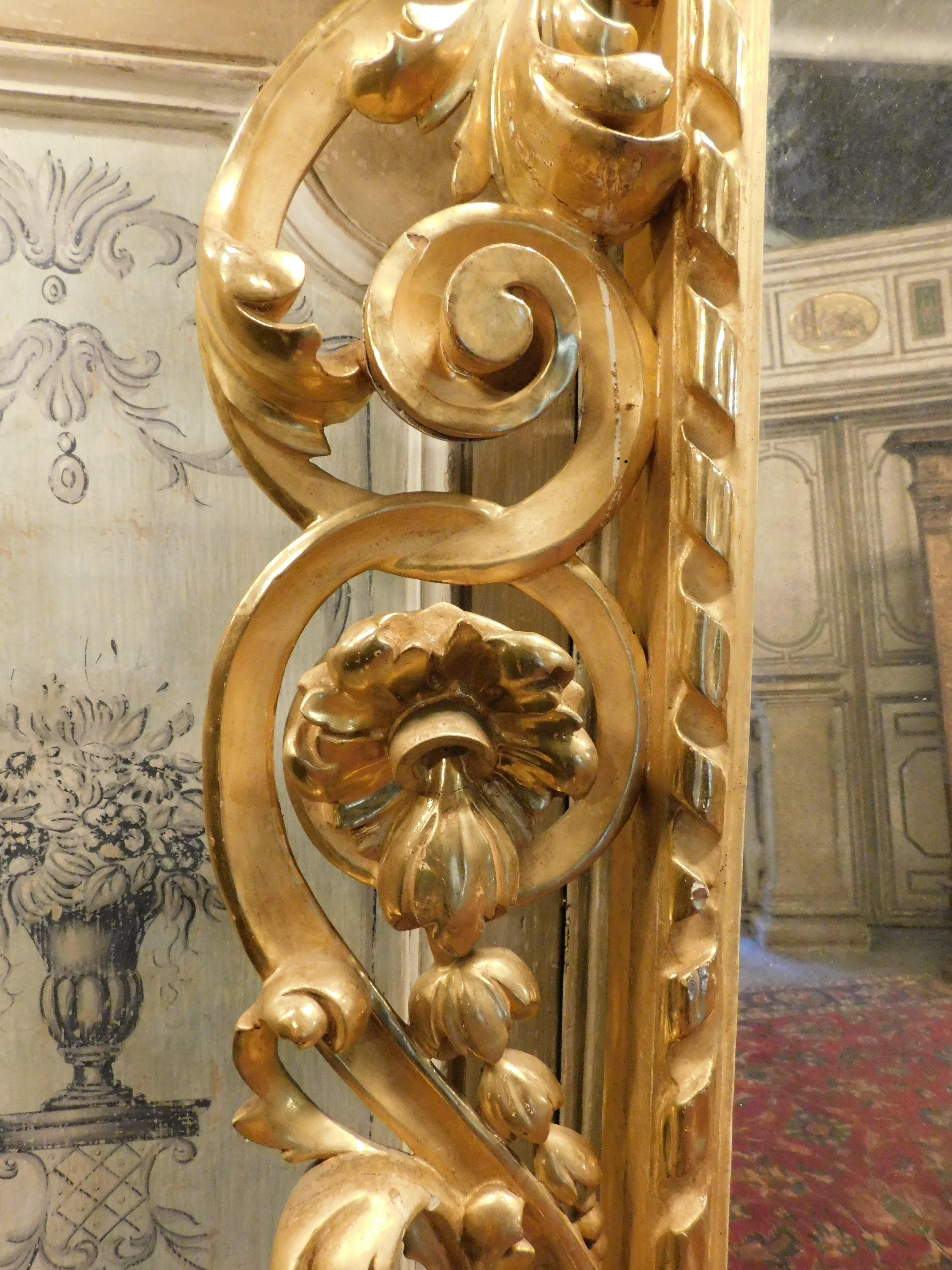 XIXe siècle Grand miroir en bois doré, riche décoration baroque, de Napoli (Italie) en vente