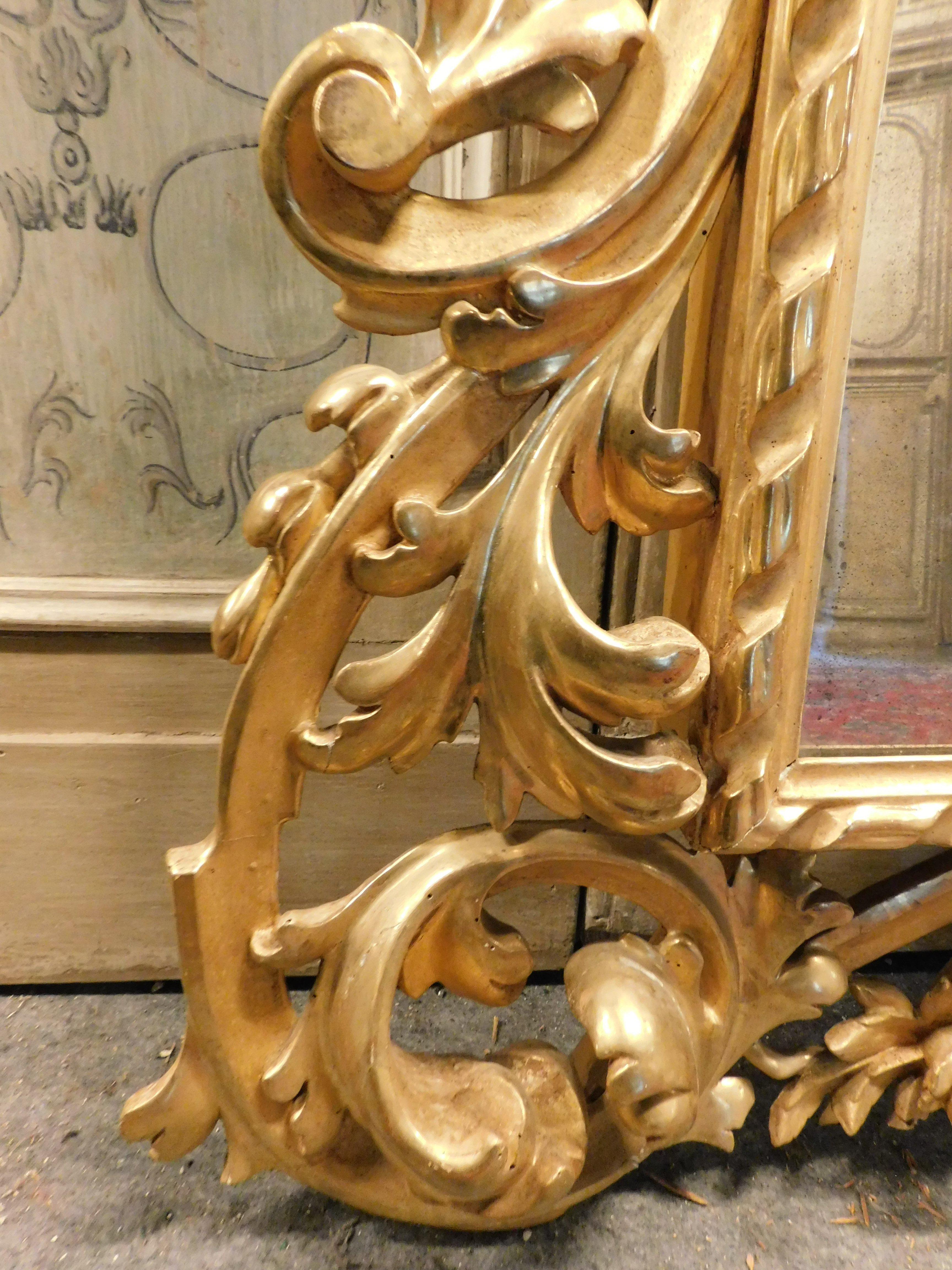 Miroir Grand miroir en bois doré, riche décoration baroque, de Napoli (Italie) en vente