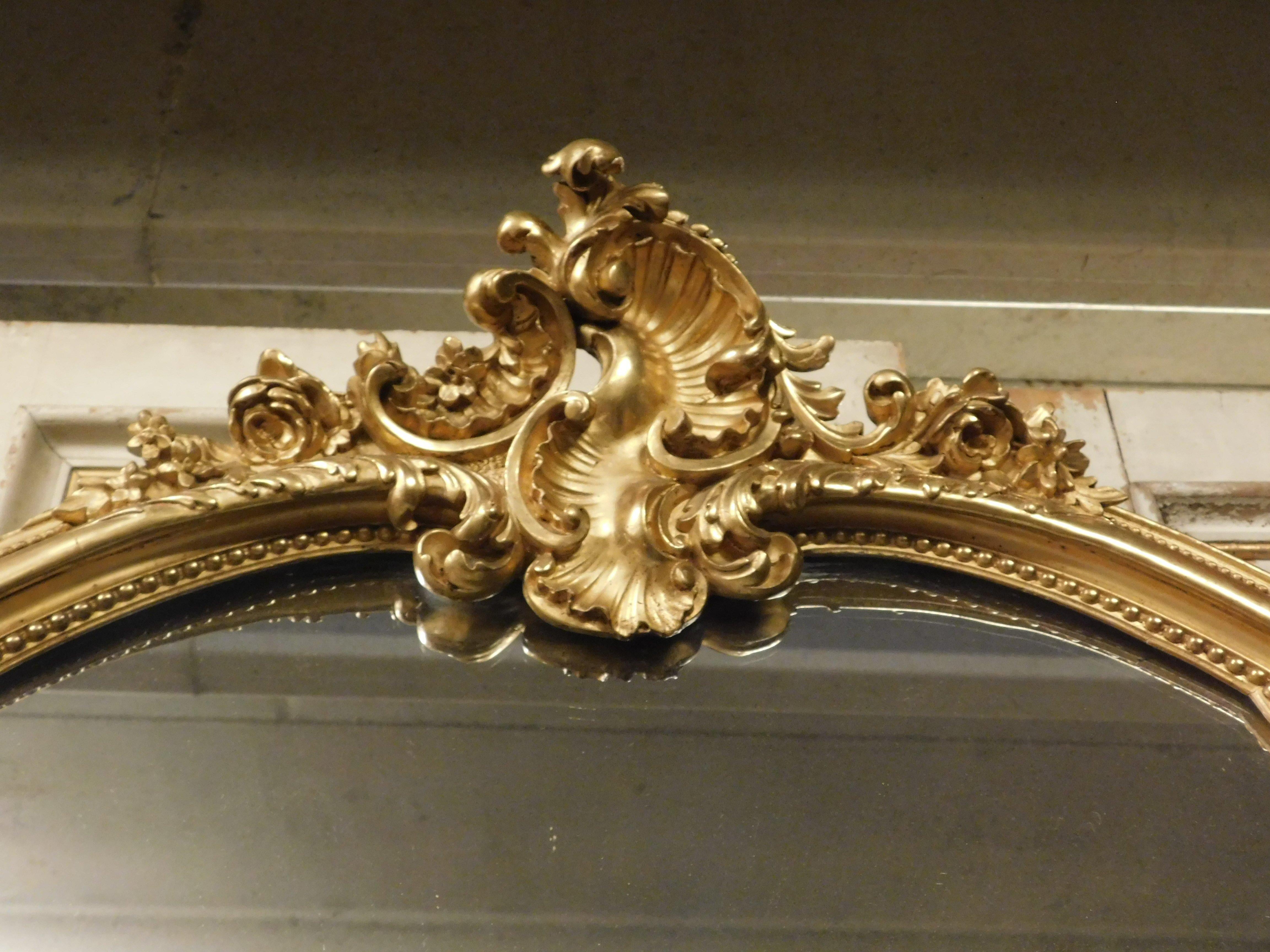 Ancient Mirror in Gilded Wood with Richly Carved Frieze, 19th Century France In Good Condition For Sale In Cuneo, Italy (CN)