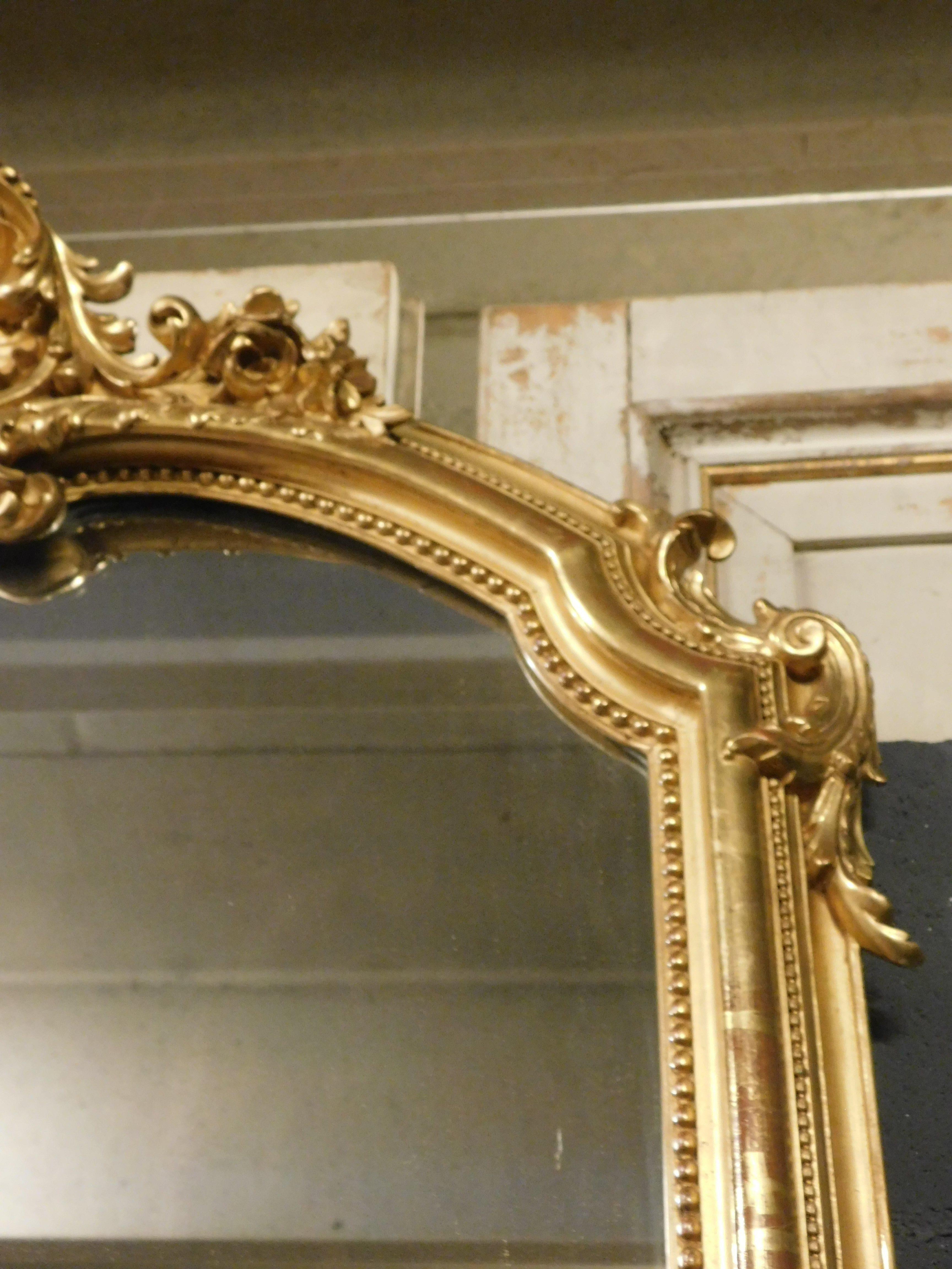 Antiker Spiegel aus vergoldetem Holz mit reich geschnitztem Fries, 19. Jahrhundert Frankreich im Angebot 1