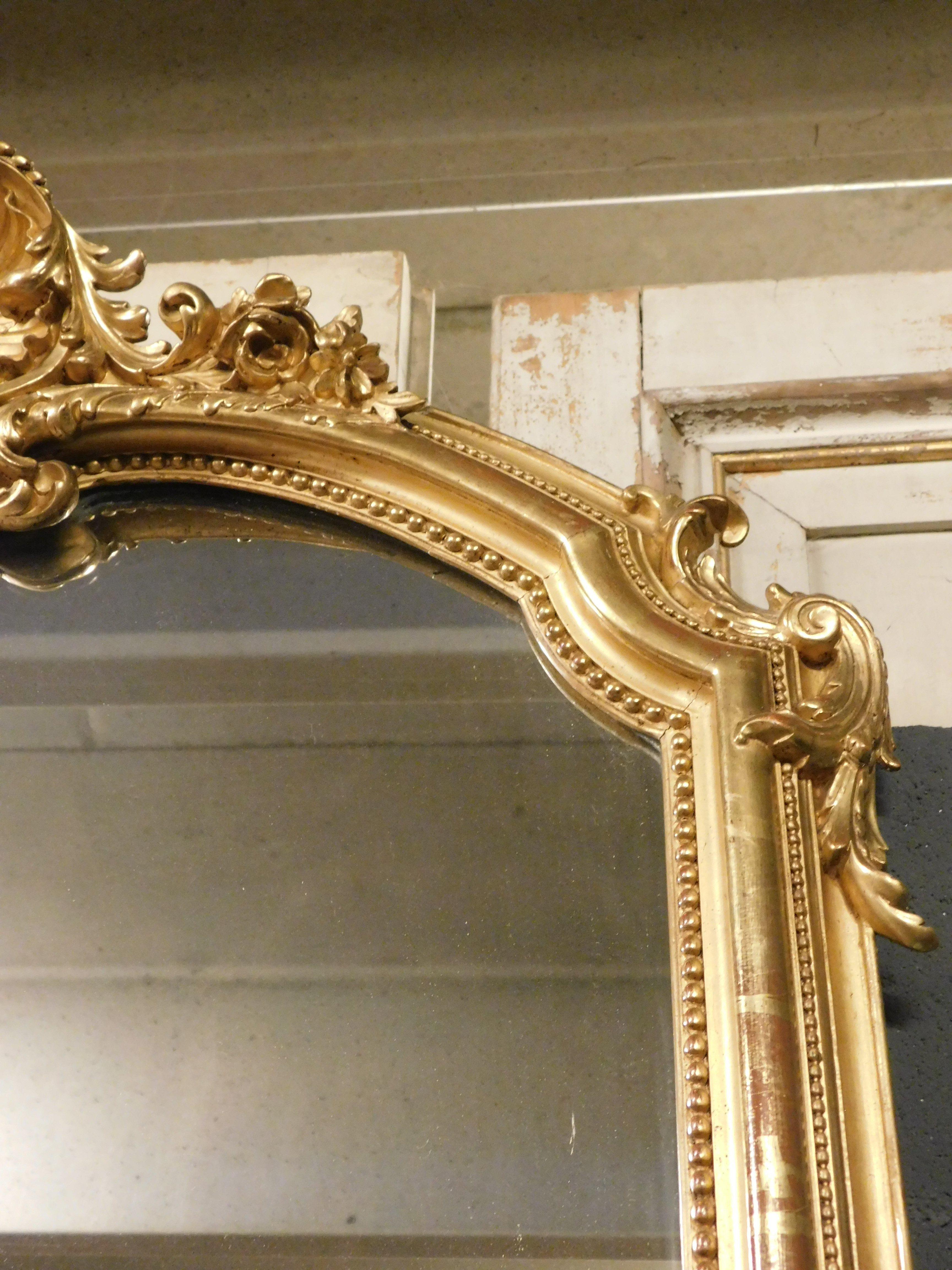 Antiker Spiegel aus vergoldetem Holz mit reich geschnitztem Fries, 19. Jahrhundert Frankreich im Angebot 2