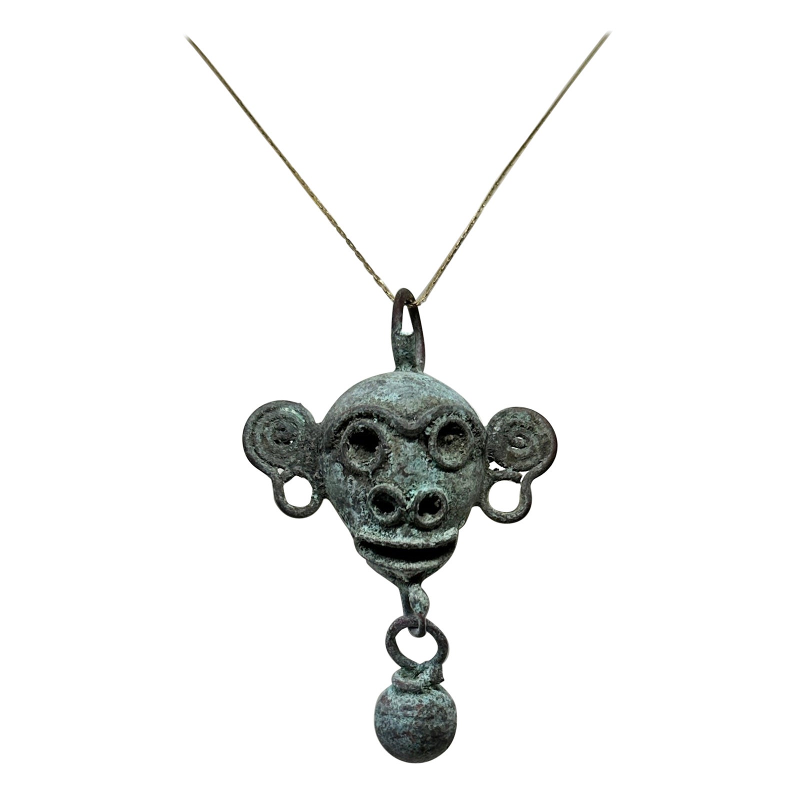 Antiguo Collar Mixteco de Cobre Colgante Campana Mono Mexicano Siglo XVI