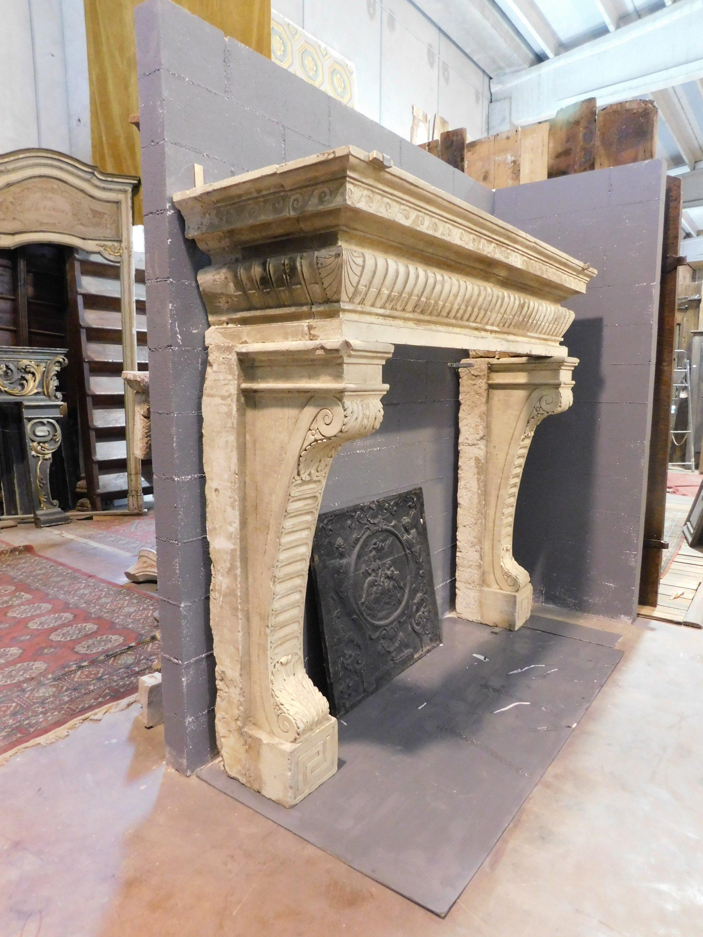 Ancient Monumental Stone Fireplace, Important with Sculptures from 16th Century In Good Condition In Cuneo, Italy (CN)