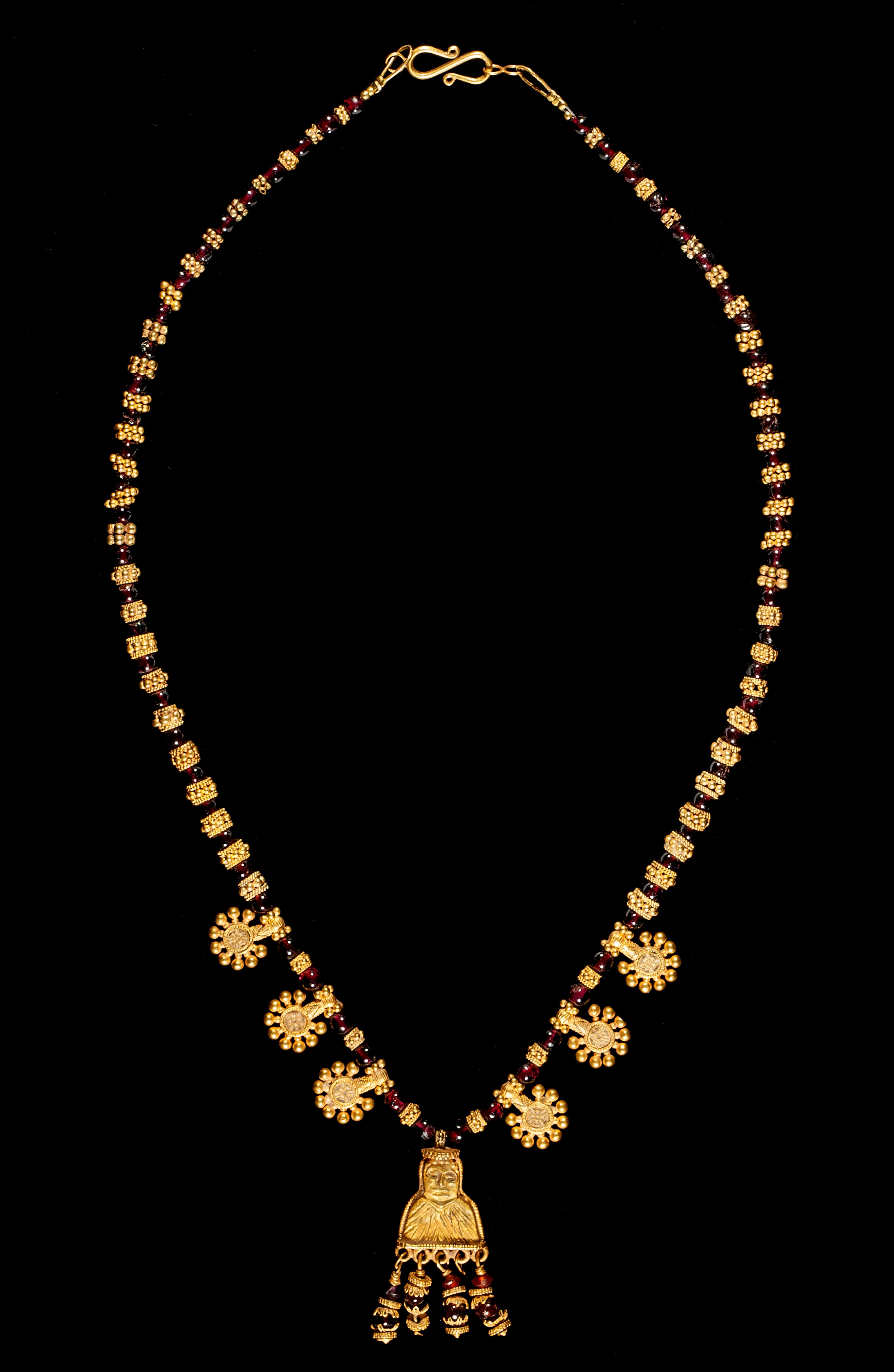 Antike Halskette mit figurativem Anhänger (Perle) im Angebot