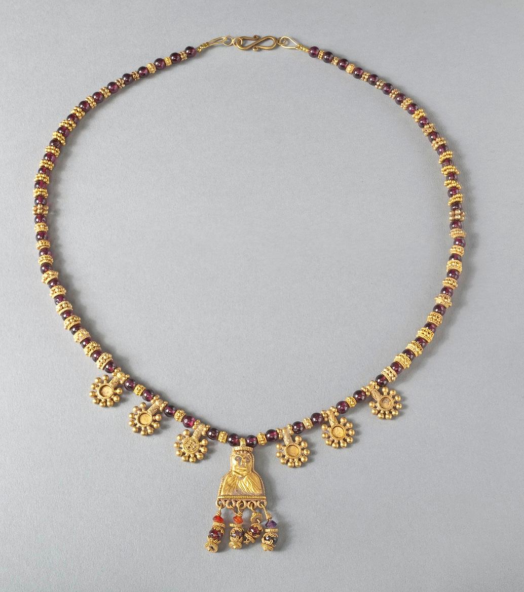 Antike Halskette mit figurativem Anhänger im Zustand „Gut“ im Angebot in London, GB