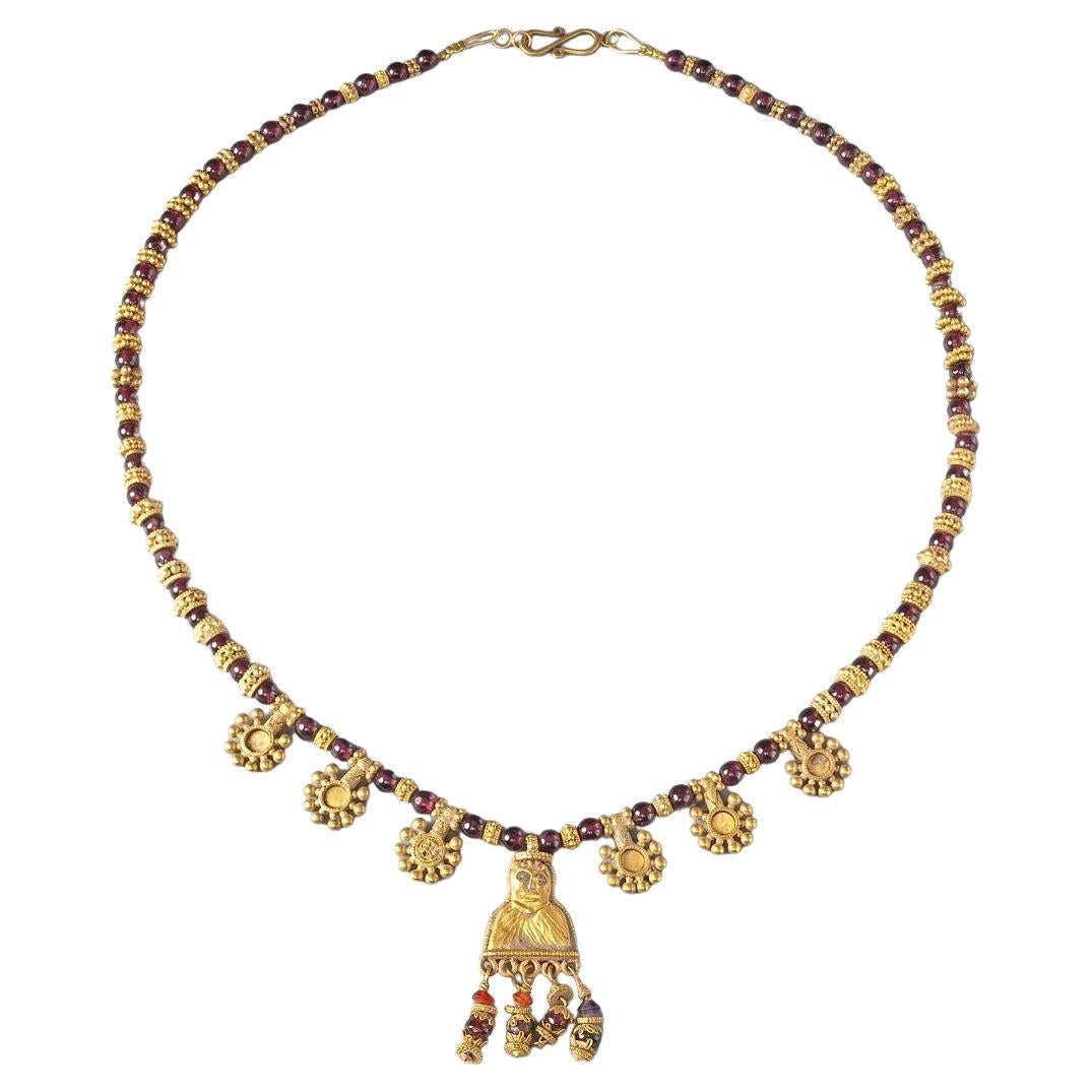 Antike Halskette mit figurativem Anhänger im Angebot
