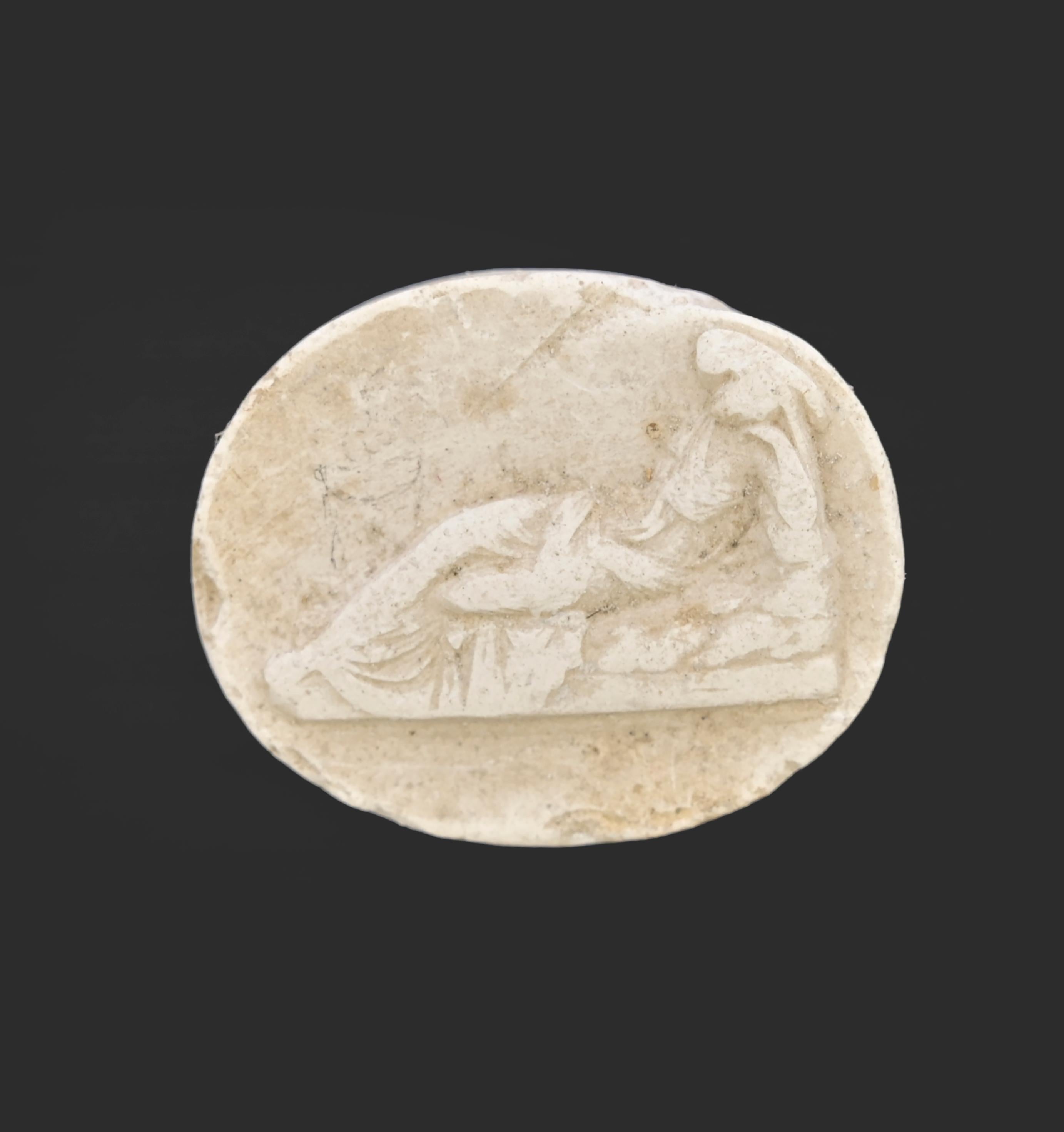 Ancienne intaille camée néoclassique en biscuit.

Italie, 19e siècle.

Bon état.