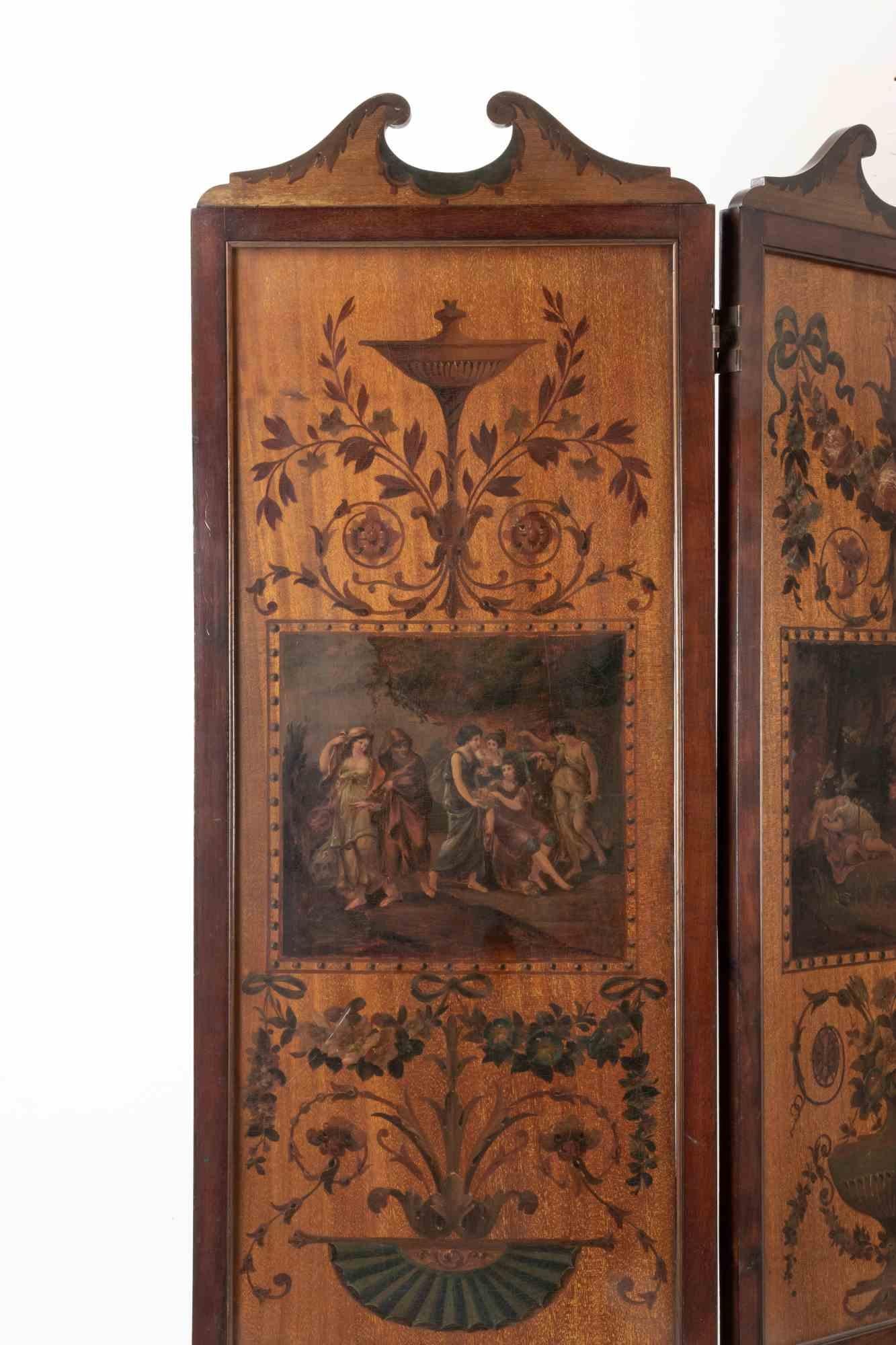 Paravent à trois panneaux finement décoré de belles incrustations représentant des scènes mythologiques et néoclassiques.

La structure Foldes est en très bon état, ainsi que le bois.

La longueur du panneau simple est de 41,5 cm.

Très bon état.