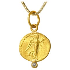 Antiker, Nike Charm Coin (Replica) Anhänger mit 0,02 Karat Diamant, 24 Karat massivem Gold