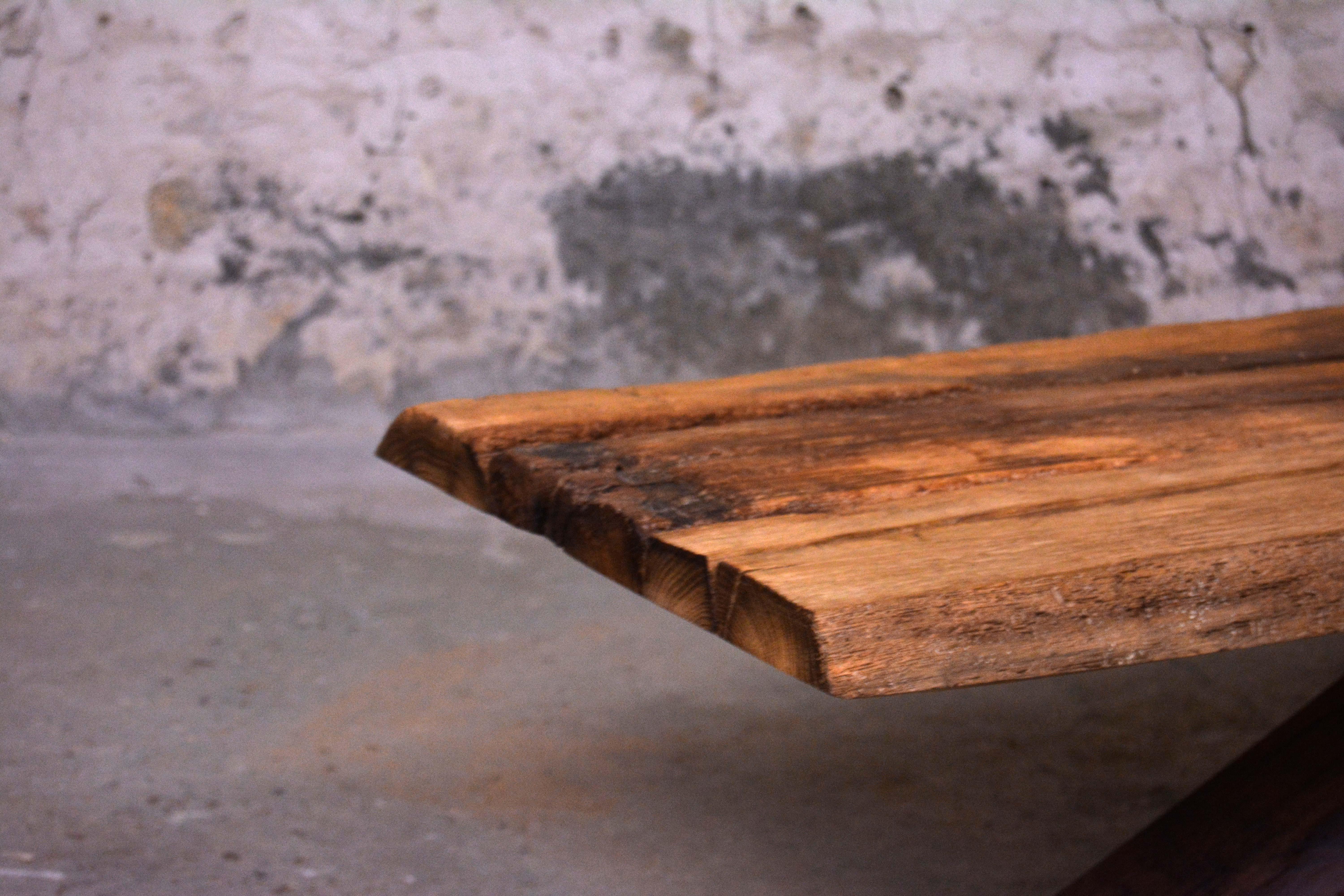 Table d'appoint en chêne ancien de Normandie nouvellement conçue par Timothée Musset 
Pièce numérotée en édition limitée, l'histoire singulière du bois ancien et le travail sculpté à la main créent des finitions particulières, rendant chaque pièce