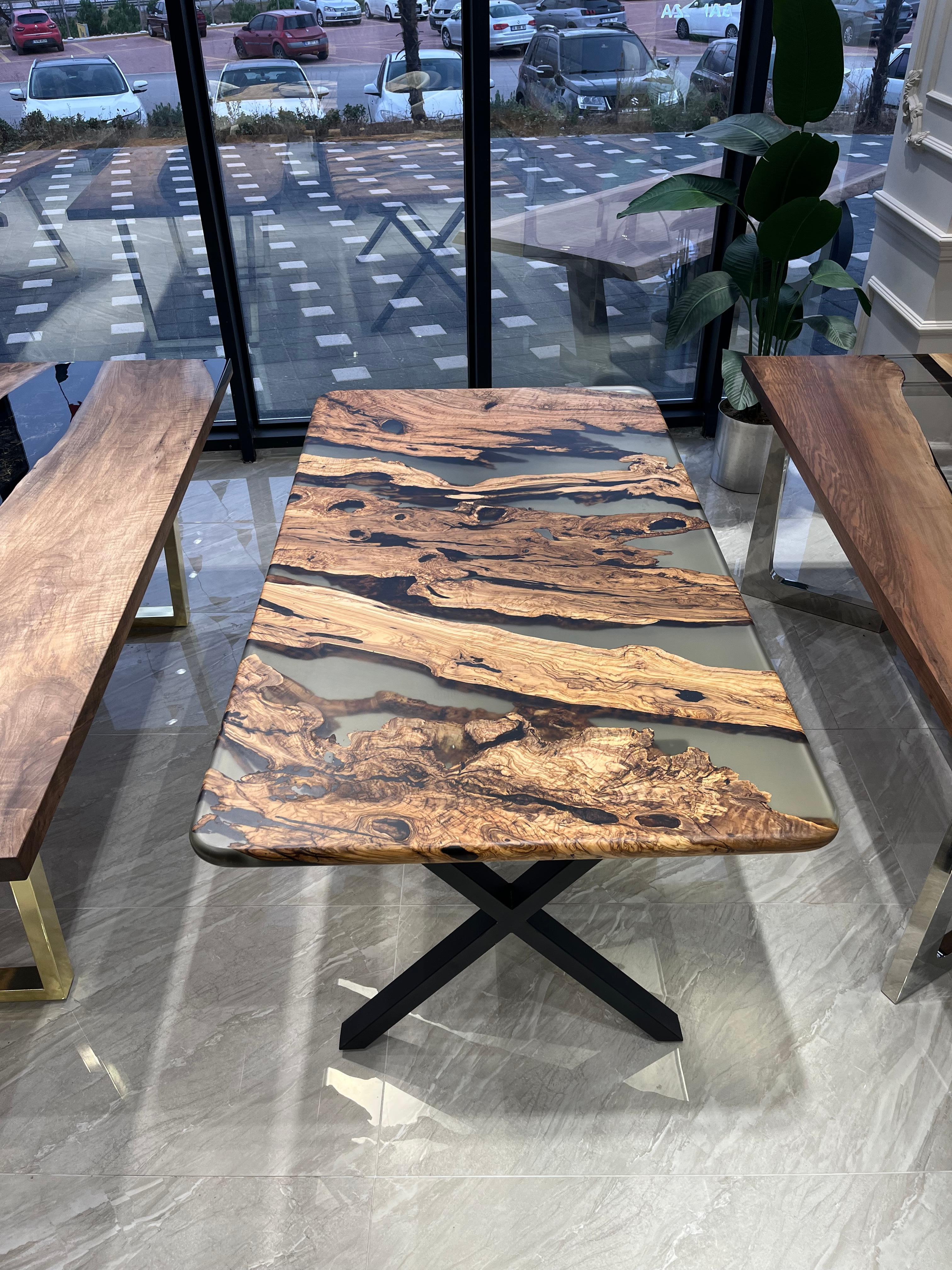 Table en époxy Olive sur mesure

Cette superbe table est fabriquée en bois d'Oliver méditerranéen. La beauté unique des courbes naturelles du bois d'olivier combinées à l'époxy bleu se retrouve dans cette table.

Tous les bois ont leur propre forme