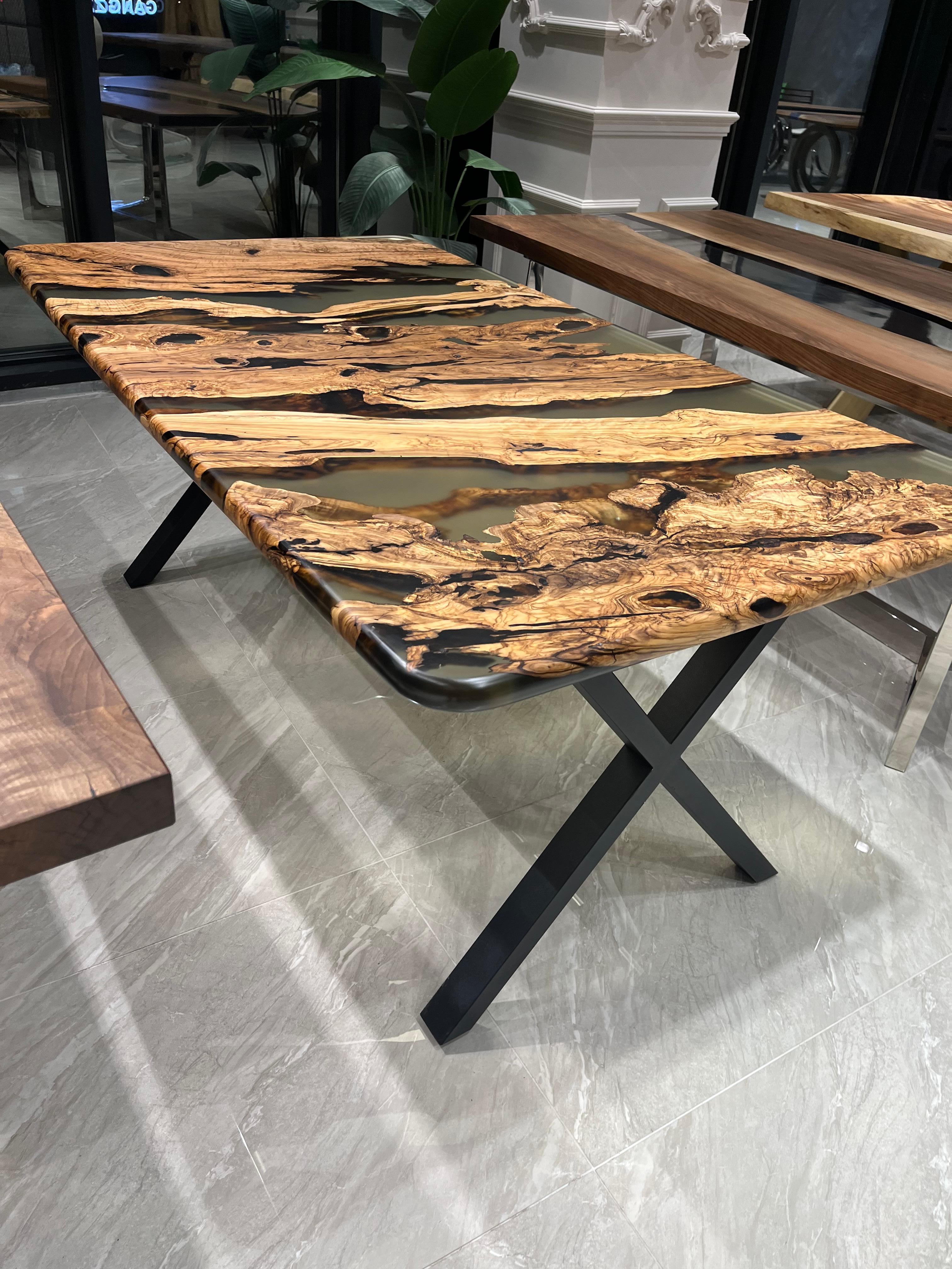 Arts and Crafts Table de salle à manger personnalisée en bois d'olivier ancien et en résine époxy en vente