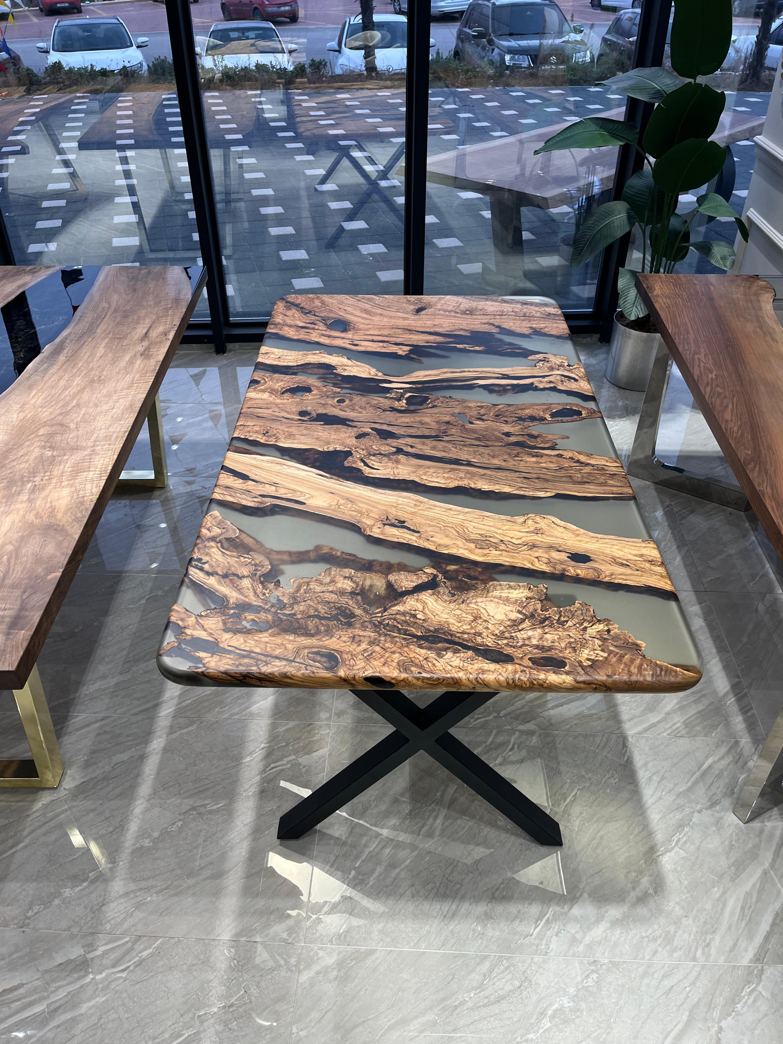 Turc Table de salle à manger personnalisée en bois d'olivier ancien et en résine époxy en vente