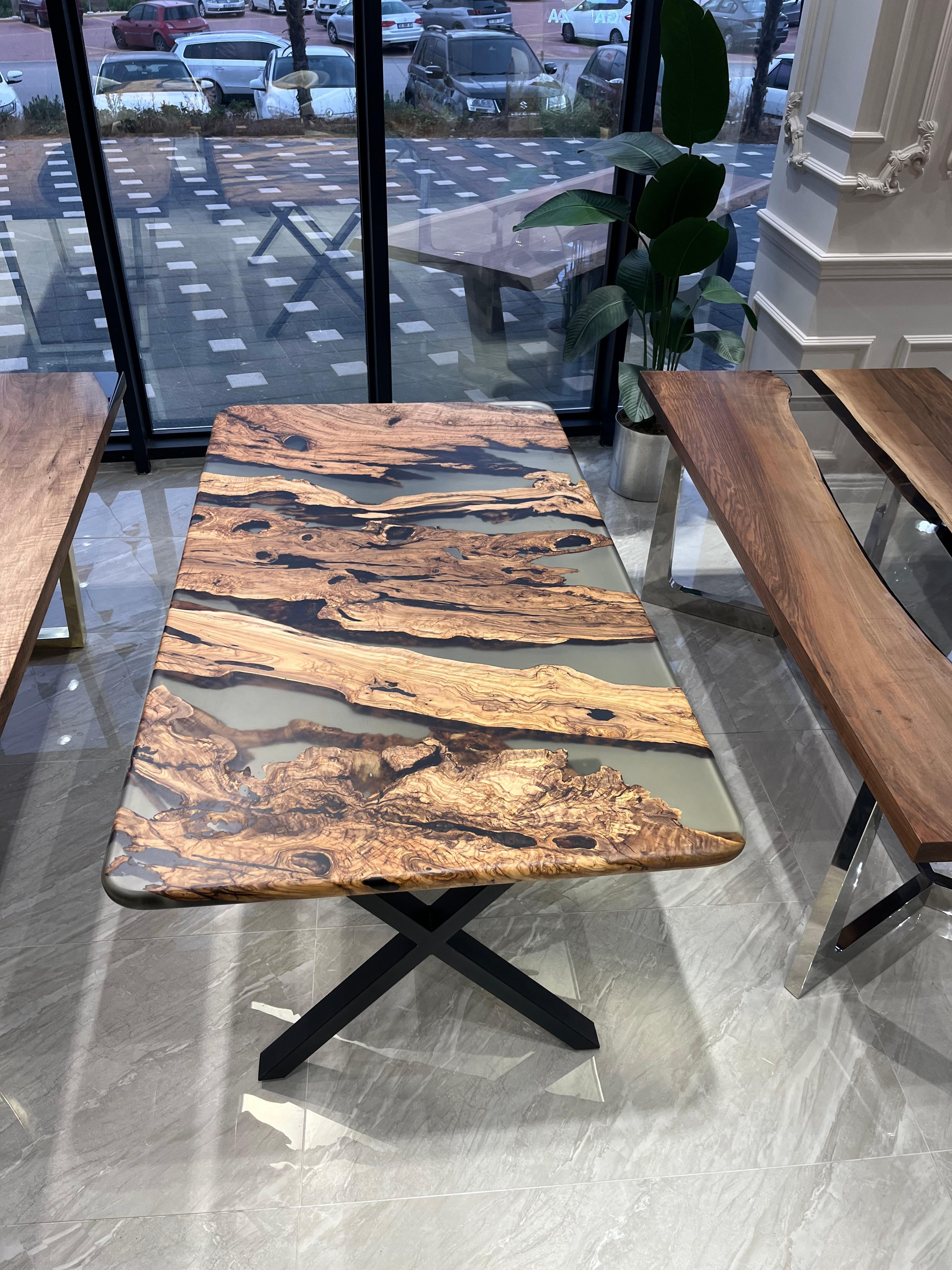 Brossé Table de salle à manger personnalisée en bois d'olivier ancien et en résine époxy en vente