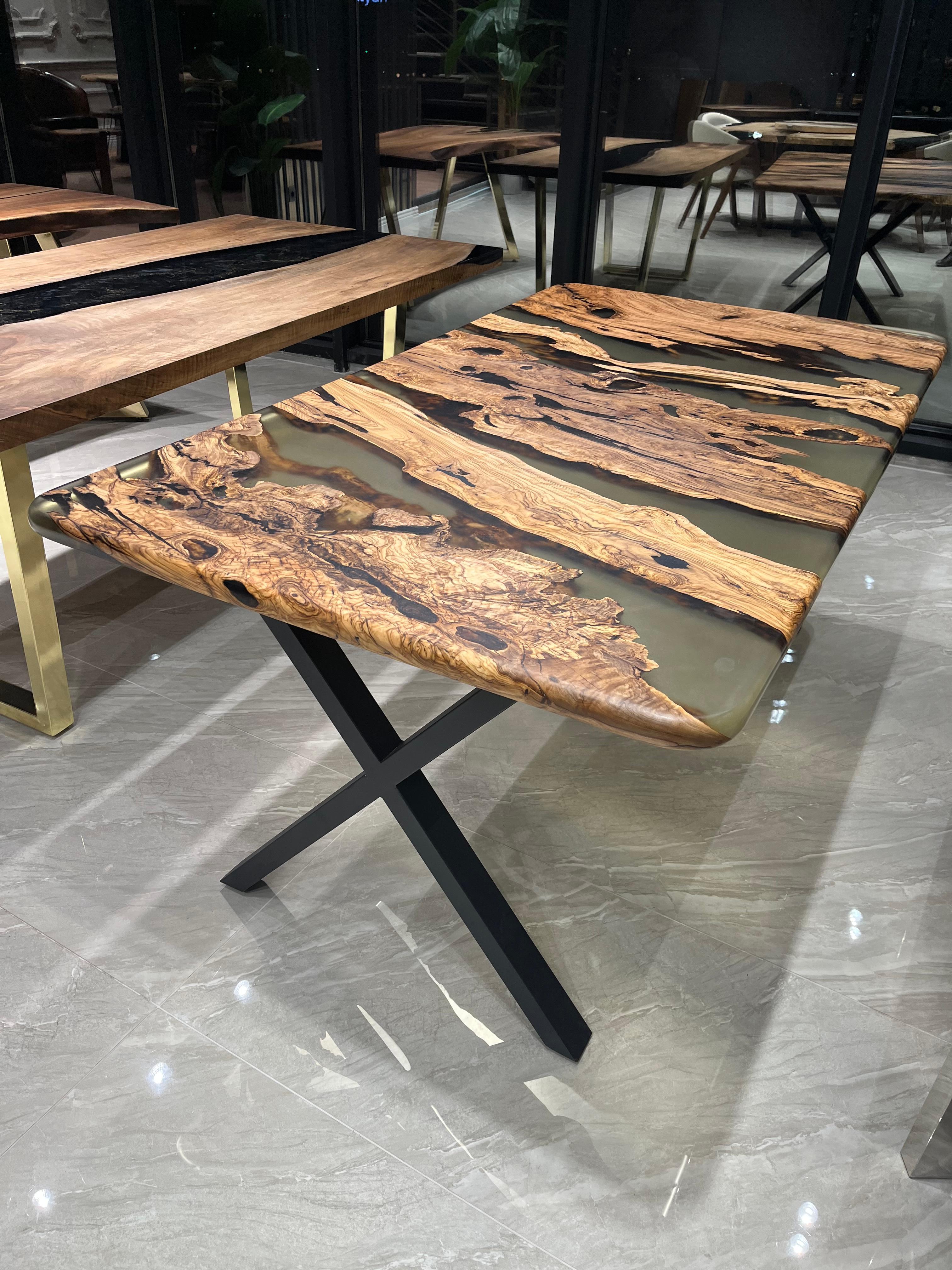XXIe siècle et contemporain Table de salle à manger personnalisée en bois d'olivier ancien et en résine époxy en vente