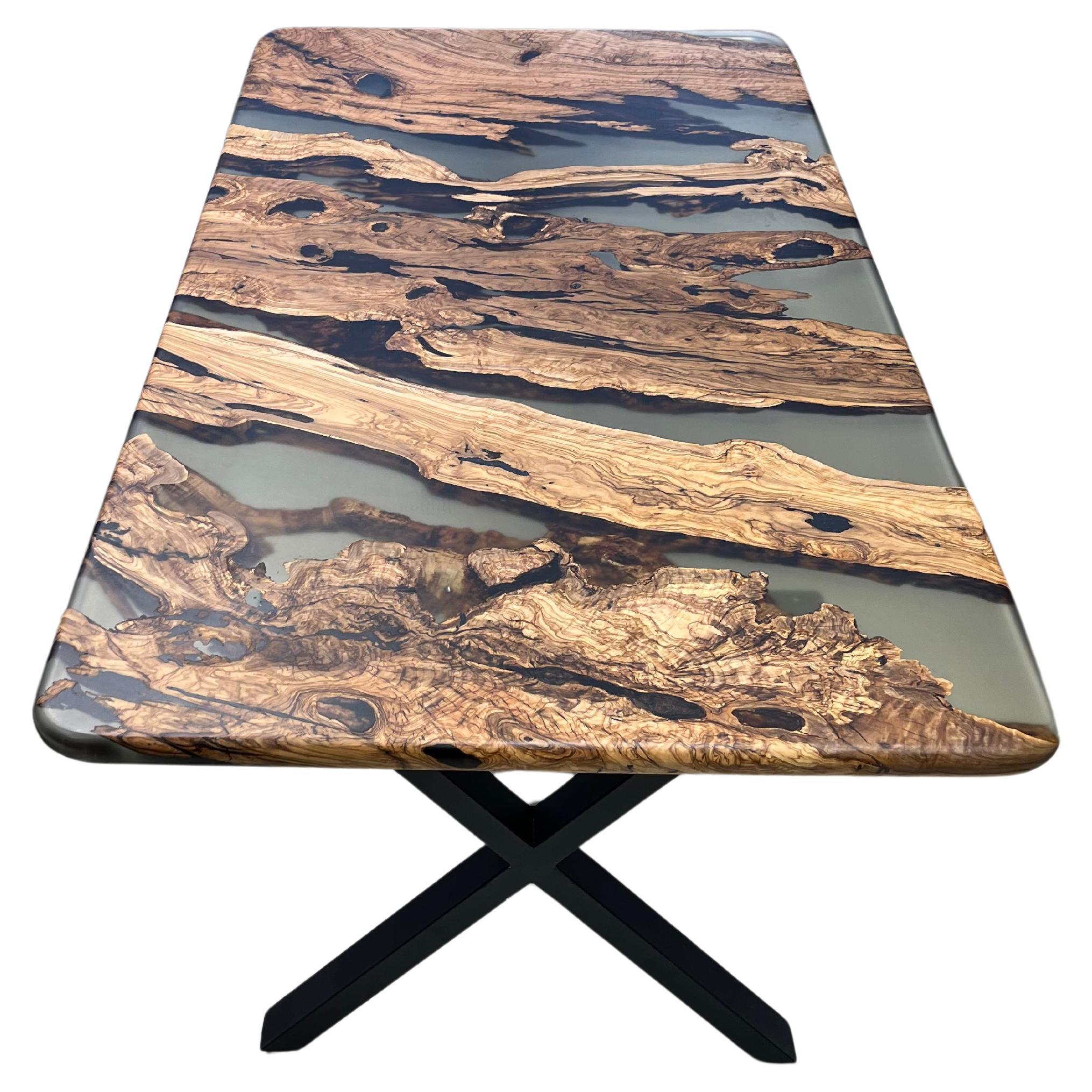 Table de salle à manger personnalisée en bois d'olivier ancien et en résine époxy en vente