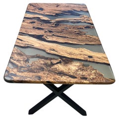 Table de salle à manger personnalisée en bois d'olivier ancien et en résine époxy