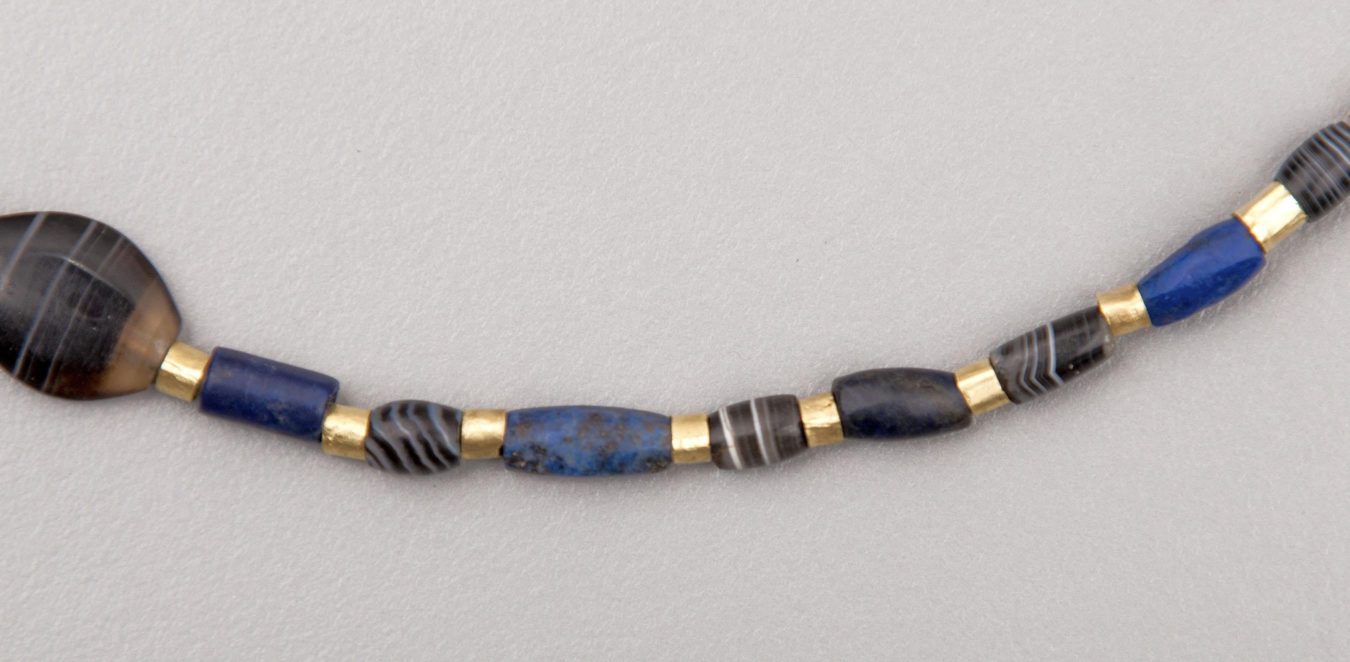 Antike Onyx- und Lapislazuli-Perlen, 22k Goldrohre, handgefertigter Verschluss (Künstler*in) im Angebot