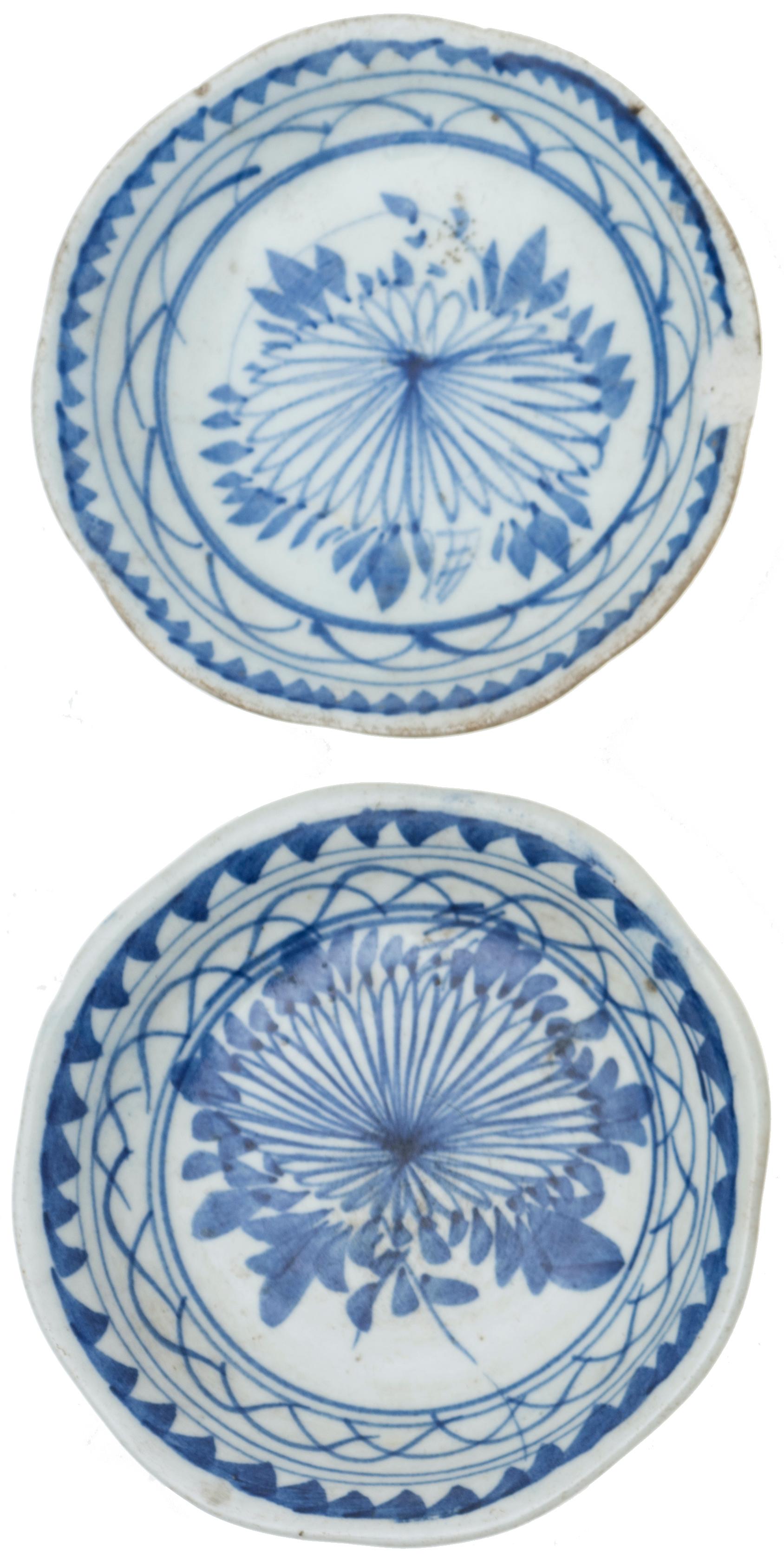 This Oriental plates set is an original decorative porcelain object realized in China by Chinese manufacture during the 19th century. 

These vintage blue and white porcelain plates are decorated with flowers ornaments.

Measures: Diameter 18