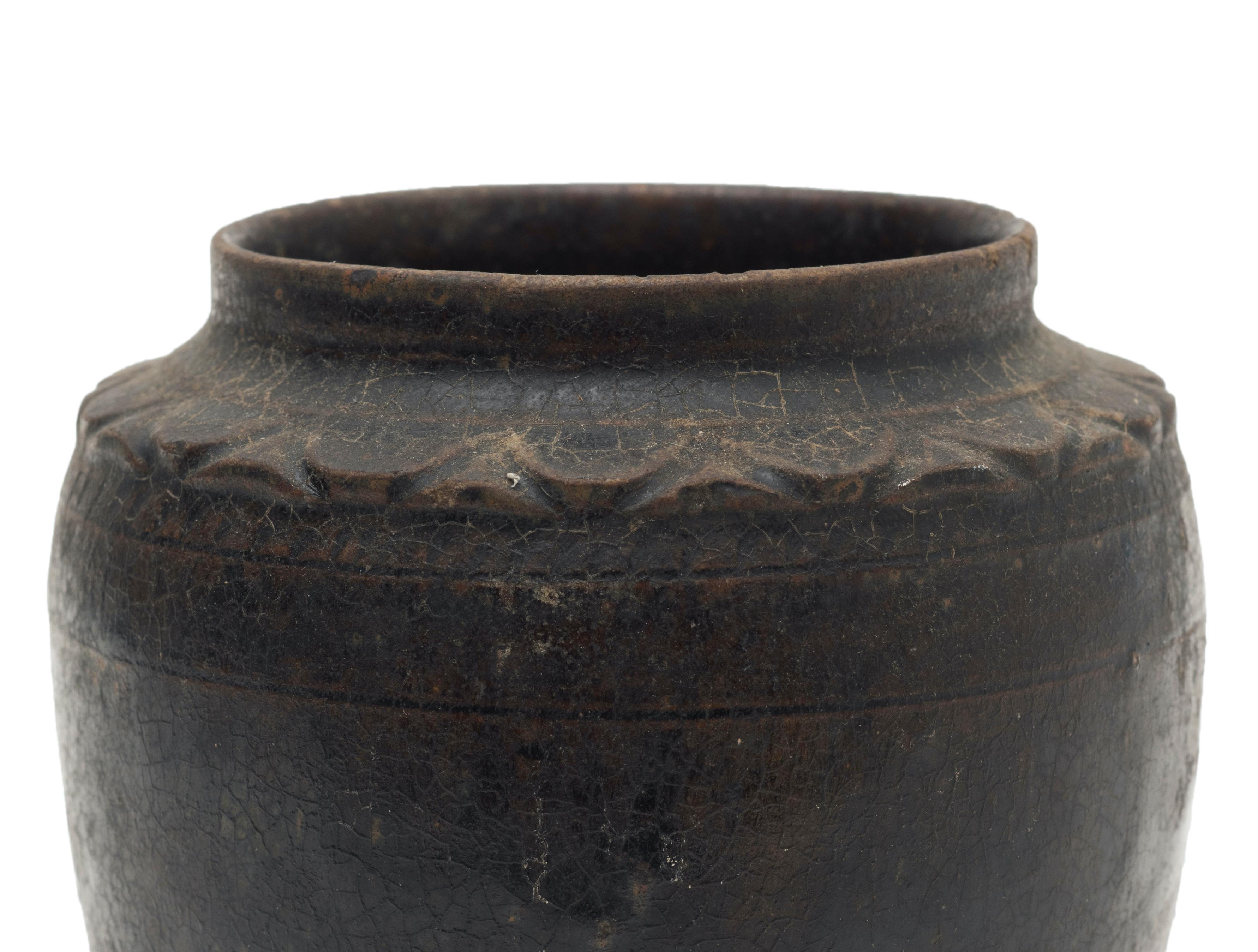 Ce vase oriental très rare est un objet décoratif original en porcelaine réalisé en Chine par des manufactures chinoises au cours du 19ème siècle.

Mesures : Diamètre 11 cm

Cet objet est expédié d'Italie. Selon la législation en vigueur, tout