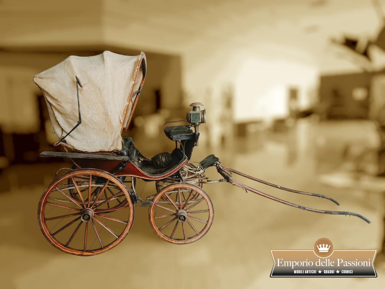 Voiture italienne originale datant d'environ 1870-80.
Voiture à quatre roues équipée d'un grand soufflet en toile pliable,
avec un siège à deux places pour les passagers et équipé d'un siège plus haut pour le cocher.
La banquette arrière est en cuir