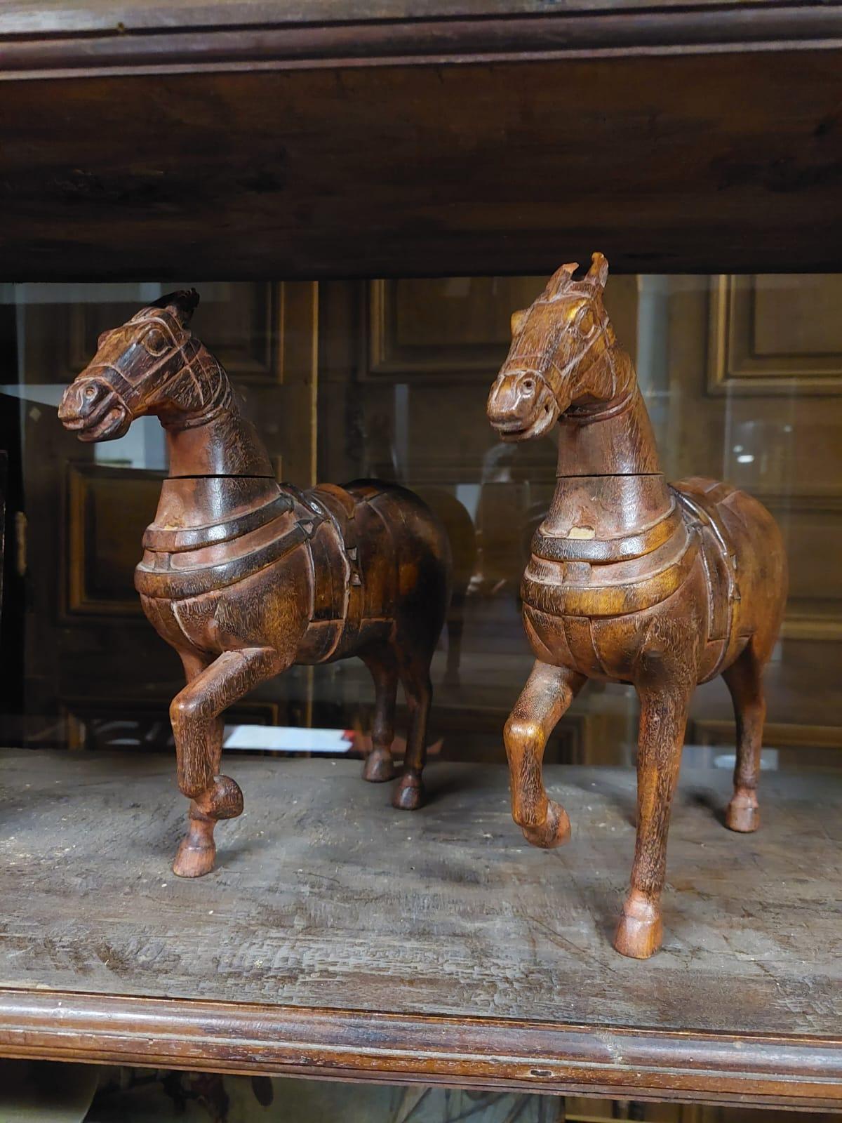 Antikes Paar geschnitzter Hartholzskulpturen, die ein Paar trabender Pferde darstellen, aus dem 19.
Sie messen etwa B 7 x H 30 x T 30 cm.