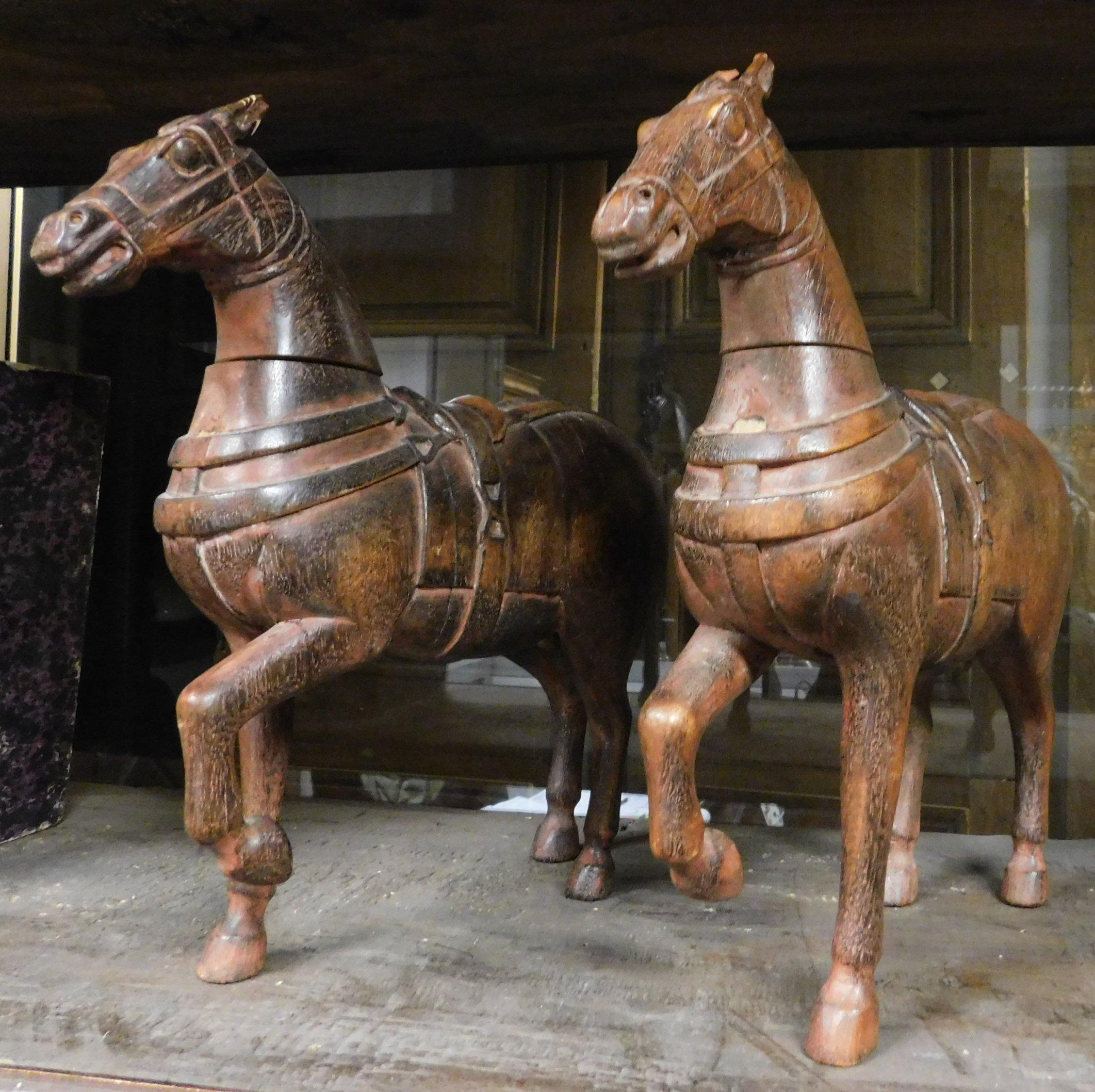 Paar geschnitzte Holzskulpturen von Pferden aus der Antike, 19. Jahrhundert (Europäisch) im Angebot