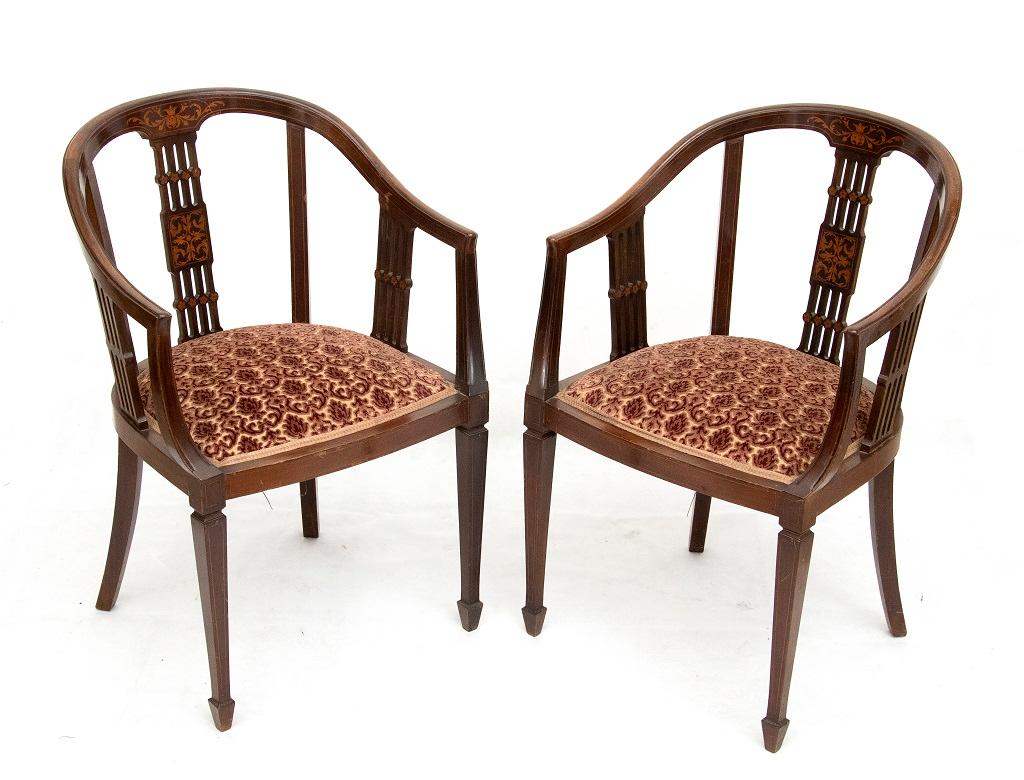 This is a pair of mahogany armchairs, realized in United Kingdom in the late 19th century.

These two tub armchairs are in mahogany wood with an elegant upholstery.

Dimensions: cm 55 x 50 x 84 (height).
Beautiful shape and carved in mahogany