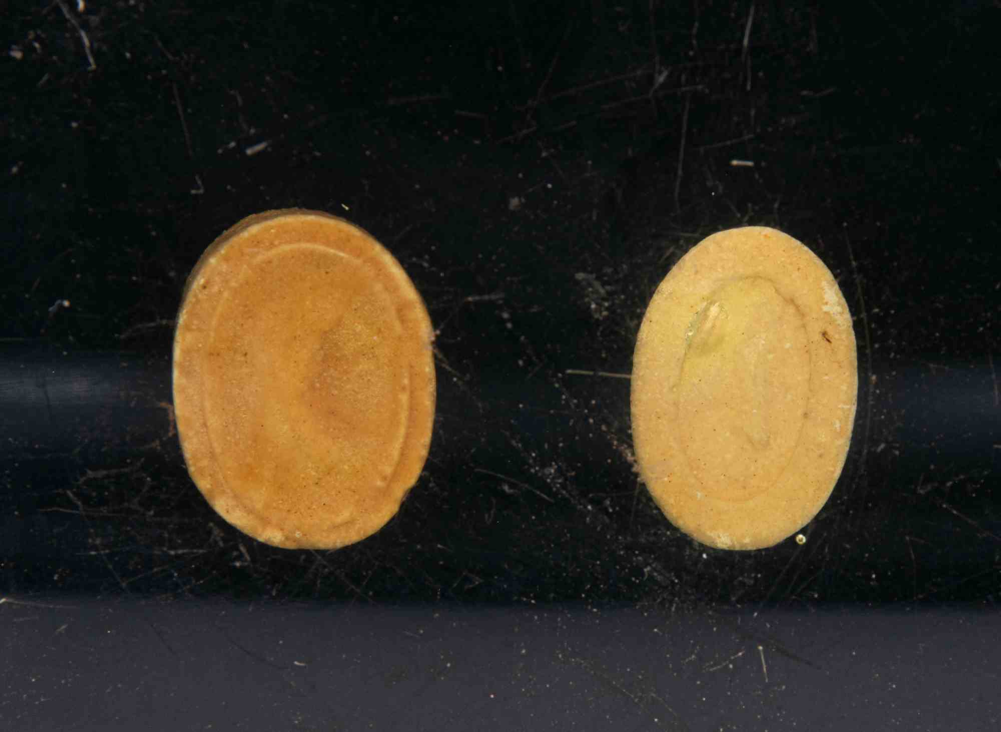 Paire d'anciens intaglios néoclassiques en biscuit camée.

Italie, 19e siècle.

Bon état.

Dans une boîte en plexiglas.