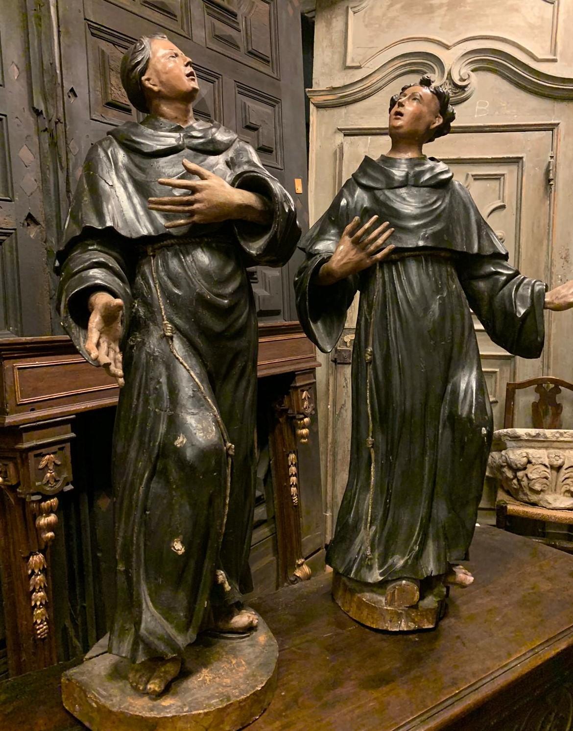 Ancient pair of 2 statues of Dominican friars, full-height, carved in solid wood and hand painted, the wonderful details of the recognizable late 17th century tunics, built in Italy, are hollow inside so as not to make them weigh too much. They have